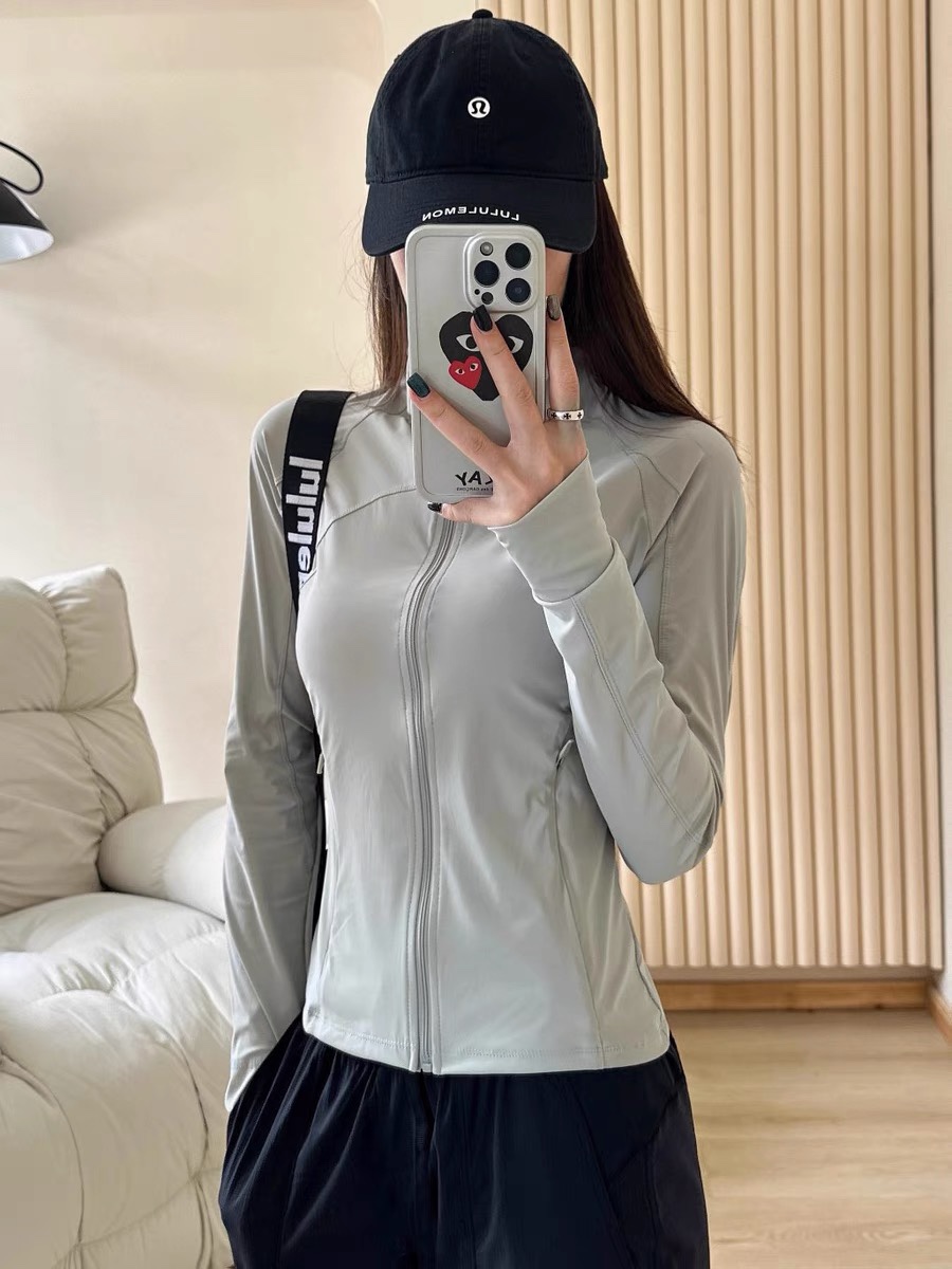 P130 顶尖现货 露露/lululemon原纱小蛮腰冰感防晒衣 女款呀!
它简直就是防晒界的翘楚!后背透气设计
只需这一件,就能拥有防紫外线、透气等超多实用功能!UPF可不是吹的,能有效阻挡几乎所有紫外线,让你在户外也能安然无恙。冰感面料上身,那叫一个清凉舒爽,透气效果更是一流,完全不会有闷热感。
独特的小蛮腰设计太绝了,让你瞬间拥有迷人曲线,立领设计又增添了几分帅气与干练。这就相当于一件皮肤衣呀,而且超级轻便,携带方便,不管走到哪里都能随时穿起来。
它是户外运动、散步、旅游的绝佳伴侣,有了它,时尚与防护都能轻松搞定。真的是一件超级实用又超级好看的防晒服。
这可是高品质的原纱材质哦,结实耐用,怎么穿都不怕变形。现货数量
有限哦,爱美的姐妹们赶快行动起来吧,相信我,入手不亏,绝对会让你比想象中还要满意,铁粉们赶紧闭眼入呀
颜色 : 云纱白 冰雾粉 月石黑 雾灰
尺码:M-XL
胸围 衣长 肩连袖长
M 84 56 76
L 88 57 77
XL 92 58 78