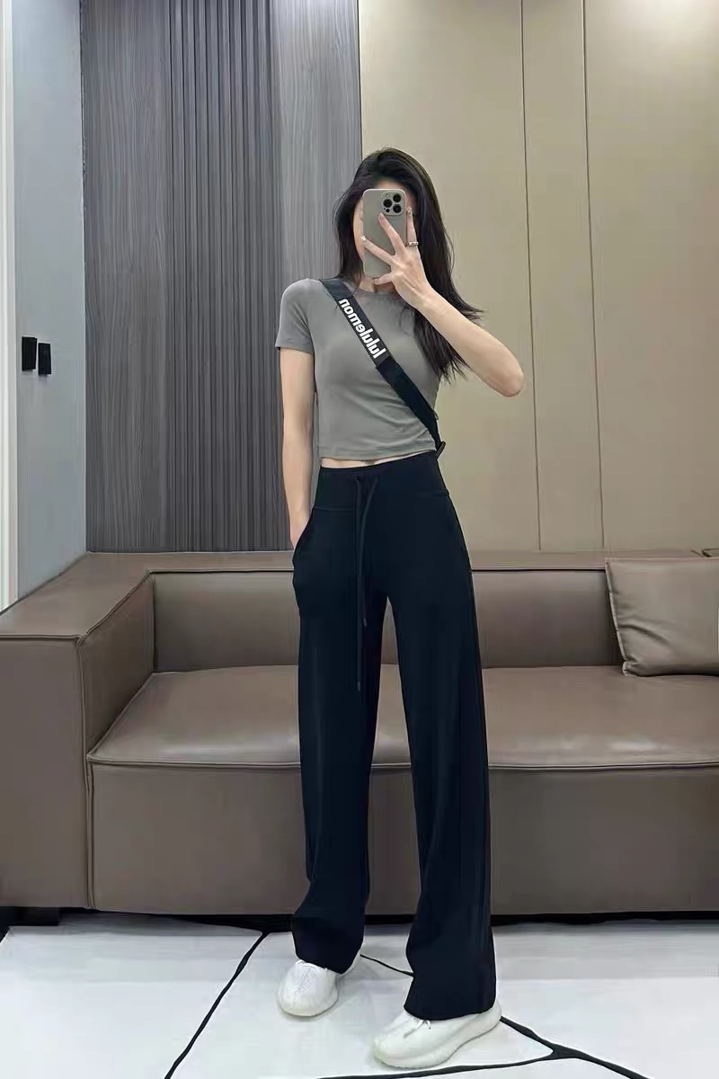 P120 顶尖现货 lululemon璐璐乐蒙健身运动直筒裤 官网同款质感超好垂感十足
高收腰腹提臀亲肤 阔腿裤
原厂来货!真正的强货来袭!不可错过的一款!logo是闪粉质地,高级感!不是亮片那种low感!,市面货都没有这个细节奥!水洗是双面字母!水洗标的缝纫线是面料同色,不是透明线,这是正品最大特点!
面料是采用原厂Luon面料~软柔排汗,面四高弹力,紧实感弹力,遮住松垮肉肉,巨显瘦!添加了Lycra氨纶,舒伸适展,不变易形,特殊的更能性料面在运动时可将大量液汗排出体外,不会有湿潮感!
微工艺,这是LULU家的最大特点,区别于其他地方的滑感,LULU是一种高级的哑光感!更显瘦!舒适软柔细腻!
腰部高设腰计,紧致的弹力收紧腹部多余肉肉,紧致显瘦!运动无动拘束,全身四针六线无缝缝纫!叠加缝纫,防止爆口!
品名:露露瑜咖直筒裤
颜色:黑色 灰色 咖啡 白色
尺码:M~XXL
M腰围62-72臀围90裤长100
L 腰围66-76臀围94裤长101
XL腰围70-80臀围97裤长102
2XL腰围74-84臀围100裤长103