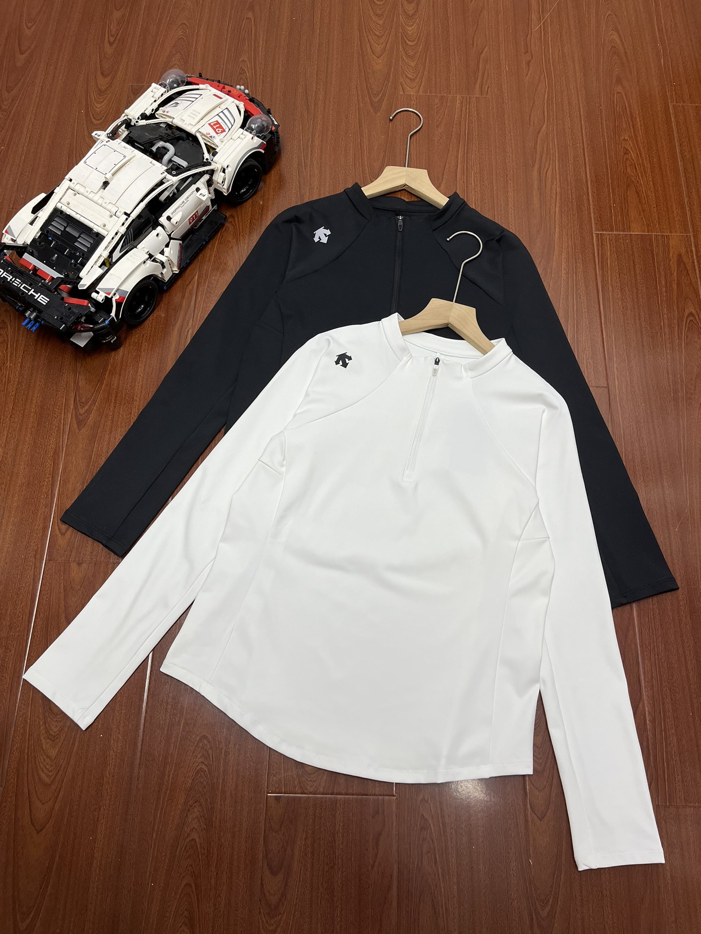 P130   顶尖现货   DESCENTE迪桑特RUNNING系列女士跑步运动半拉链长袖瑜伽健身针织衫
采用质感针织面料制成的长袖针织衫 面料亲肤柔软 弹性舒适 适合春季跑步 训练穿着 防止衣袖上滑 给予舒适穿着体感 
REGU LAR常规版型剪裁  立体修身 轮廓包覆性好 半拉链高领设计 提升气场 日常休闲 运动 商务通勤均可搭配 可适应于多场景穿着 
颜色 ：白色   黑色
尺码 ：M-XXL
M衣长56胸围88袖长66
L衣长58胸围92袖长68
XL衣长60胸围96袖长70
XXL衣长62胸围100袖长72