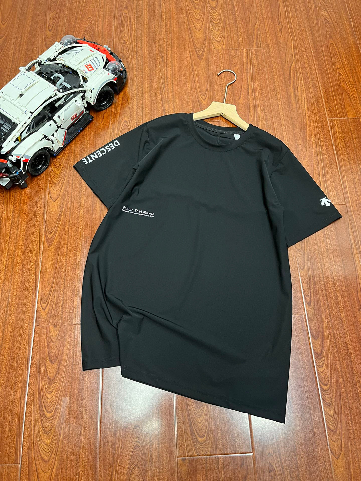 P95 顶尖现货 2025DESCENTE迪桑特综训运动健身TOUGH透气排汗男士拼接短袖
进口速干面料亲肤舒爽,不粘身不黏腻!排汗吸湿!这款迪家的短袖遵循并致敬精典!采用了多处印花设计,隽永又儒雅,运动且商务!
大身采用拼接工艺!点睛之笔不显突兀!
右袖的立体字母LOGO,左袖品牌LOGO,前身高温热烫印的工艺加持,增加了设计的趣味性和观赏度
整体既有严谨的精英范,又有利落阳光的运动感,彰显品牌魅力 !
自问世以来、TOUGH面料以不易变形、不易褪色以及快递干爽的三大优势
颜色:白色 黑色
尺寸:M—2XL
M袖长34胸围100衣长71
L袖长35胸围104衣长72
XL袖长35.5胸围108衣长74
2XL袖长36胸围112衣长75