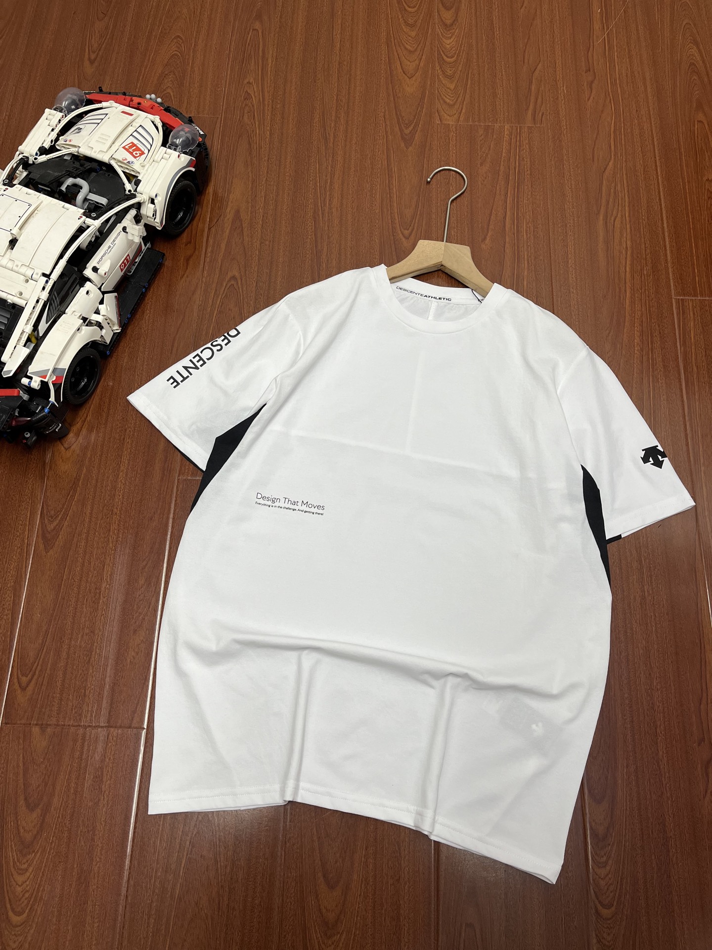 P95 顶尖现货 2025DESCENTE迪桑特综训运动健身TOUGH透气排汗男士拼接短袖
进口速干面料亲肤舒爽,不粘身不黏腻!排汗吸湿!这款迪家的短袖遵循并致敬精典!采用了多处印花设计,隽永又儒雅,运动且商务!
大身采用拼接工艺!点睛之笔不显突兀!
右袖的立体字母LOGO,左袖品牌LOGO,前身高温热烫印的工艺加持,增加了设计的趣味性和观赏度
整体既有严谨的精英范,又有利落阳光的运动感,彰显品牌魅力 !
自问世以来、TOUGH面料以不易变形、不易褪色以及快递干爽的三大优势
颜色:白色 黑色
尺寸:M—2XL
M袖长34胸围100衣长71
L袖长35胸围104衣长72
XL袖长35.5胸围108衣长74
2XL袖长36胸围112衣长75