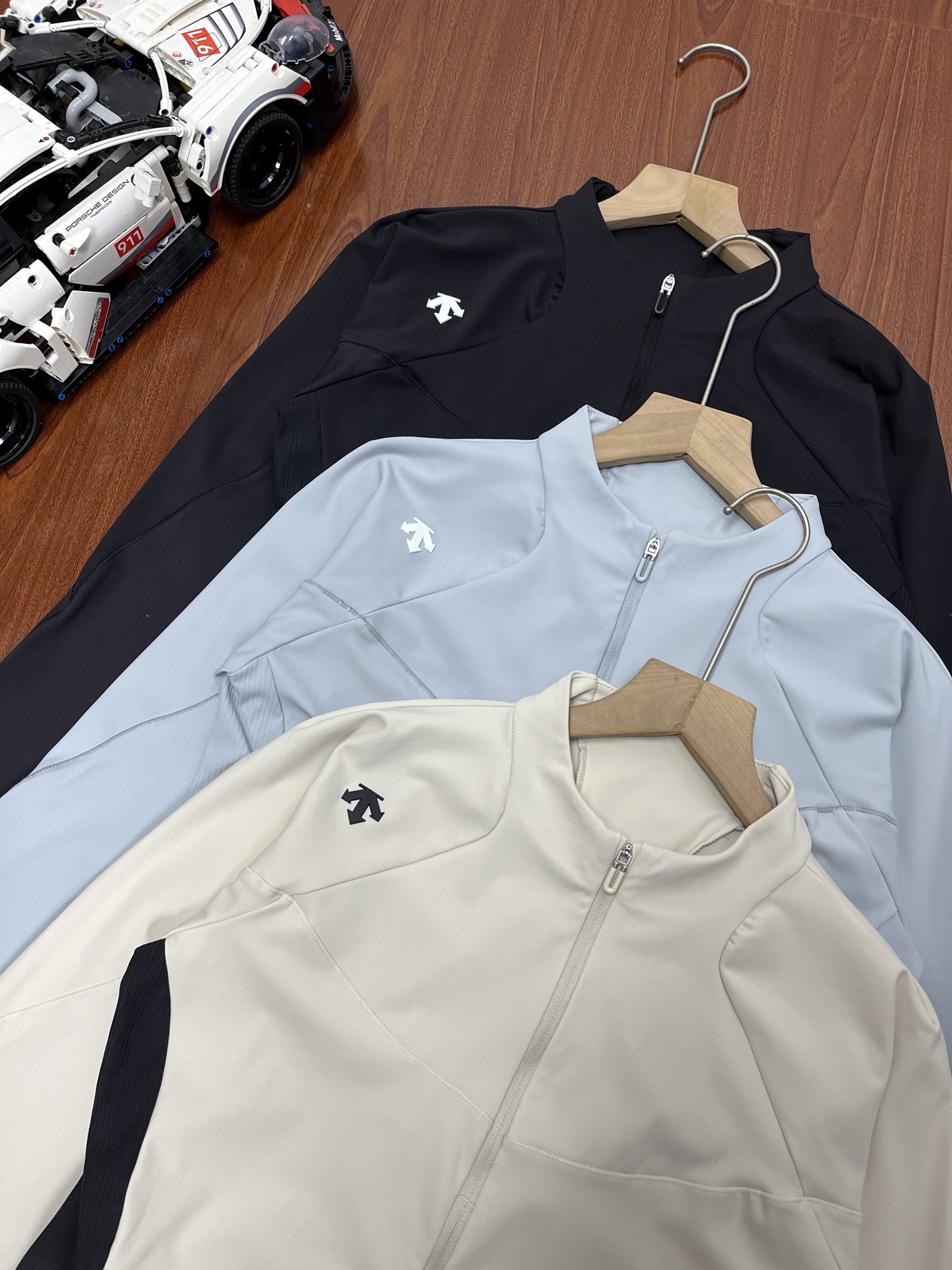 P165 顶尖现货 迪桑特新款女士束腰拉链开衫 DST训练健身衣独家爆款迪桑特TRAINING BODY FLEX专业训练健身衣青岛代工出货!顶级品质,给你不一样的穿衣体验!36片裁片,可想而知它的难度!DESCENTE迪桑特WOMENS TRAINING BODY FLEX修身运动上衣外套,女拉链显瘦运动服健身衣速干专业跑步训练瑜伽服轻透新体验,采用经POLYGIENE后处理面料制成,面料能有限抑制细菌滋生,减少细菌,触感细腻亲肤,可以搭配出N种穿法,感觉等于买了N套衣服!!最显瘦修身的套装!结合性感、时尚、舒适度为一体!外出穿着它,彰显年轻活力,日常运动穿着它,跑步、打球都适合~外套是防风面料,100%客供聚酯纤维,平时穿都完全没问题啊!个人认为适合瑜伽或运动训练,它有着轻盈舒适穿着感,还具有贴合的包裹感,不必担心太舒适而缺乏塑形力!瘦身提臀!修饰腿型!喜爱运动、健身、瑜伽的朋友们,
颜色:黑色 浅兰 米白
尺码:M-XXL
M袖长66胸围92衣长54
L袖长67胸围96衣长56
XL袖长68胸围100衣长58
XXL胸围69胸围104衣长60