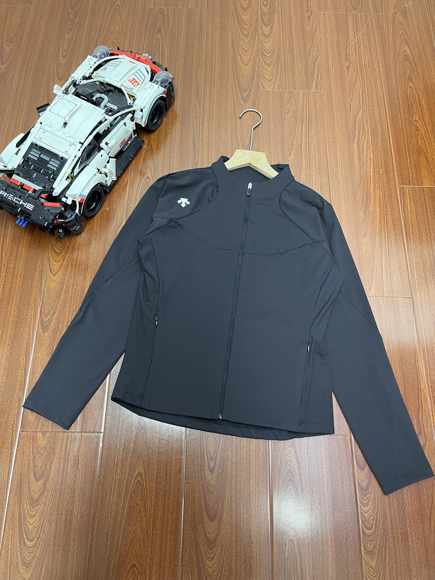 P165 顶尖现货 迪桑特新款女士束腰拉链开衫 DST训练健身衣独家爆款迪桑特TRAINING BODY FLEX专业训练健身衣青岛代工出货!顶级品质,给你不一样的穿衣体验!36片裁片,可想而知它的难度!DESCENTE迪桑特WOMENS TRAINING BODY FLEX修身运动上衣外套,女拉链显瘦运动服健身衣速干专业跑步训练瑜伽服轻透新体验,采用经POLYGIENE后处理面料制成,面料能有限抑制细菌滋生,减少细菌,触感细腻亲肤,可以搭配出N种穿法,感觉等于买了N套衣服!!最显瘦修身的套装!结合性感、时尚、舒适度为一体!外出穿着它,彰显年轻活力,日常运动穿着它,跑步、打球都适合~外套是防风面料,100%客供聚酯纤维,平时穿都完全没问题啊!个人认为适合瑜伽或运动训练,它有着轻盈舒适穿着感,还具有贴合的包裹感,不必担心太舒适而缺乏塑形力!瘦身提臀!修饰腿型!喜爱运动、健身、瑜伽的朋友们,
颜色:黑色 浅兰 米白
尺码:M-XXL
M袖长66胸围92衣长54
L袖长67胸围96衣长56
XL袖长68胸围100衣长58
XXL胸围69胸围104衣长60