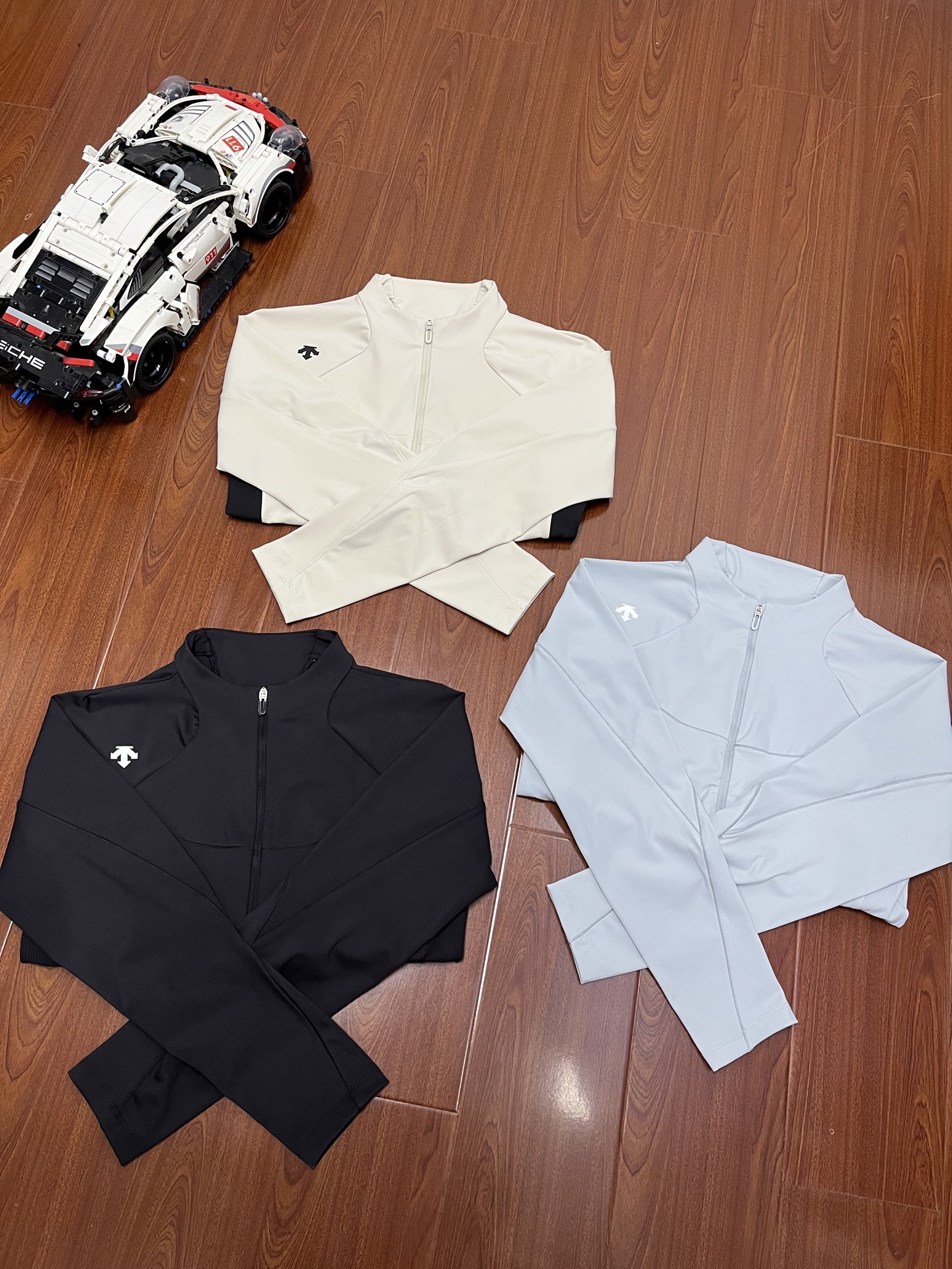 P165 顶尖现货 迪桑特新款女士束腰拉链开衫 DST训练健身衣独家爆款迪桑特TRAINING BODY FLEX专业训练健身衣青岛代工出货!顶级品质,给你不一样的穿衣体验!36片裁片,可想而知它的难度!DESCENTE迪桑特WOMENS TRAINING BODY FLEX修身运动上衣外套,女拉链显瘦运动服健身衣速干专业跑步训练瑜伽服轻透新体验,采用经POLYGIENE后处理面料制成,面料能有限抑制细菌滋生,减少细菌,触感细腻亲肤,可以搭配出N种穿法,感觉等于买了N套衣服!!最显瘦修身的套装!结合性感、时尚、舒适度为一体!外出穿着它,彰显年轻活力,日常运动穿着它,跑步、打球都适合~外套是防风面料,100%客供聚酯纤维,平时穿都完全没问题啊!个人认为适合瑜伽或运动训练,它有着轻盈舒适穿着感,还具有贴合的包裹感,不必担心太舒适而缺乏塑形力!瘦身提臀!修饰腿型!喜爱运动、健身、瑜伽的朋友们,
颜色:黑色 浅兰 米白
尺码:M-XXL
M袖长66胸围92衣长54
L袖长67胸围96衣长56
XL袖长68胸围100衣长58
XXL胸围69胸围104衣长60