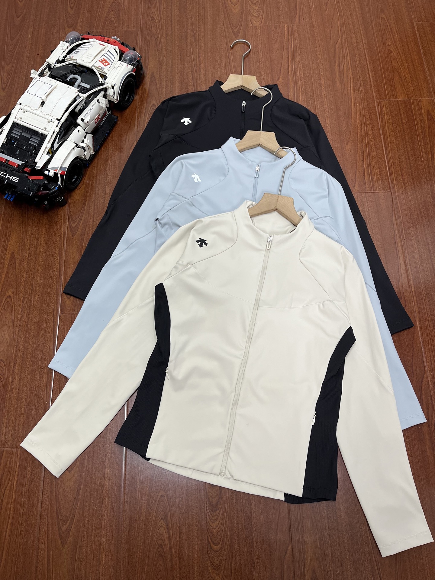 P165 顶尖现货 迪桑特新款女士束腰拉链开衫 DST训练健身衣独家爆款迪桑特TRAINING BODY FLEX专业训练健身衣青岛代工出货!顶级品质,给你不一样的穿衣体验!36片裁片,可想而知它的难度!DESCENTE迪桑特WOMENS TRAINING BODY FLEX修身运动上衣外套,女拉链显瘦运动服健身衣速干专业跑步训练瑜伽服轻透新体验,采用经POLYGIENE后处理面料制成,面料能有限抑制细菌滋生,减少细菌,触感细腻亲肤,可以搭配出N种穿法,感觉等于买了N套衣服!!最显瘦修身的套装!结合性感、时尚、舒适度为一体!外出穿着它,彰显年轻活力,日常运动穿着它,跑步、打球都适合~外套是防风面料,100%客供聚酯纤维,平时穿都完全没问题啊!个人认为适合瑜伽或运动训练,它有着轻盈舒适穿着感,还具有贴合的包裹感,不必担心太舒适而缺乏塑形力!瘦身提臀!修饰腿型!喜爱运动、健身、瑜伽的朋友们,
颜色:黑色 浅兰 米白
尺码:M-XXL
M袖长66胸围92衣长54
L袖长67胸围96衣长56
XL袖长68胸围100衣长58
XXL胸围69胸围104衣长60