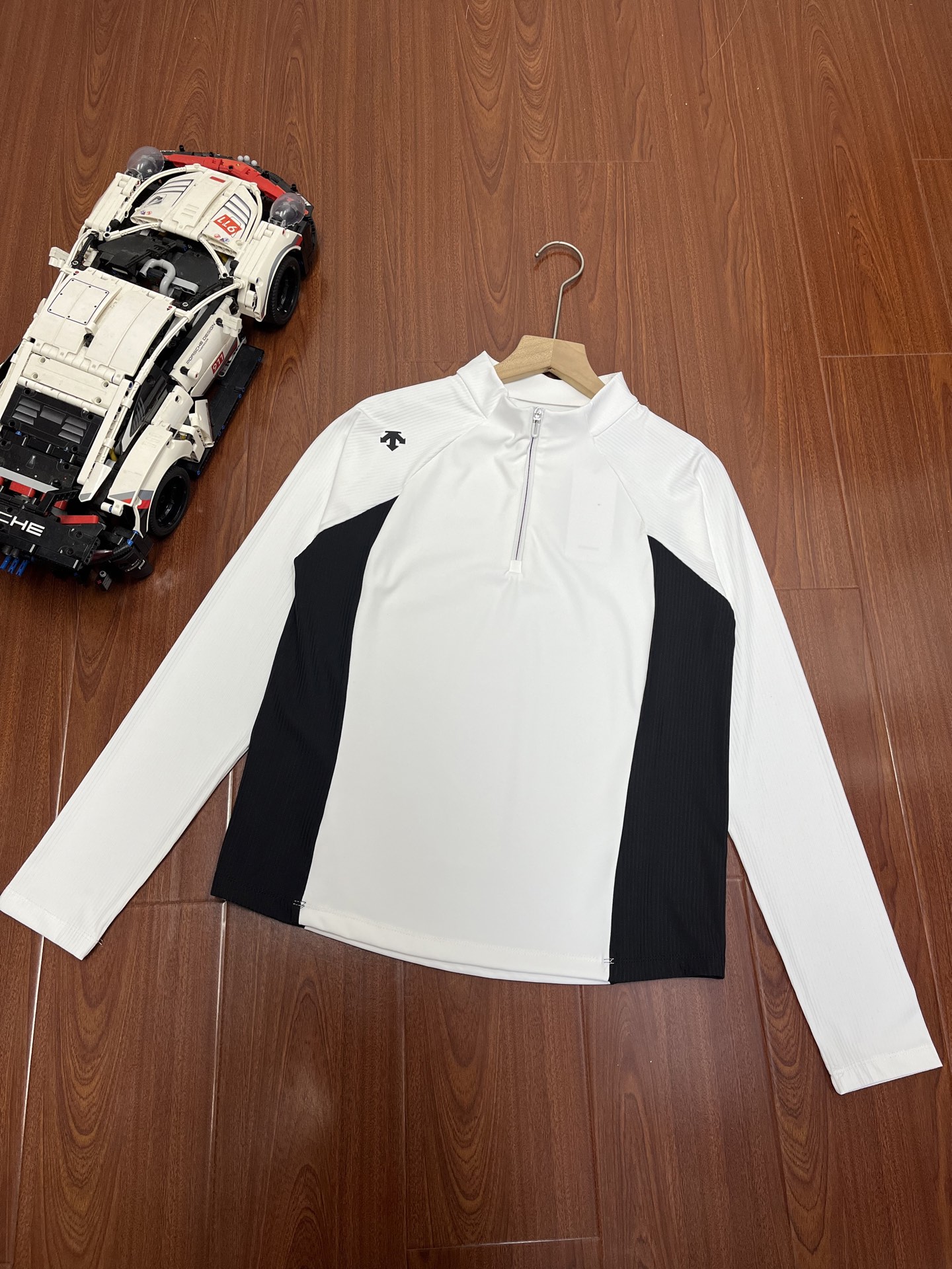 P130 顶尖现货 DESCENTE迪桑特训练运动女士空气层运动半拉链上衣新款
采用迪桑特经典空气层面料制成的运动上衣。面料柔软丝滑,弹力佳。腰侧采用螺纹材质拼接,修饰身形的同时 来更好的延展性,减少运动束缚。修身版型裁剪,贴合身型,凸显女性柔美曲线
穿着体验:
修身上衣 穿搭 | 显高显瘦绝!
简直太显身材了,时尚还带点小俏皮
面料是空气层面料,薄厚适中,南方的城市四季都可以轻松搭配。
适用场景:
跑步/运动休闲/日常生活
版型描述
ACTIVE-运动版型
颜色: 黑色 白色 薄荷绿
尺码:M-XXL
M衣长56胸围86袖长68
L衣长58胸围90袖长70
XL衣长60胸围94袖长72
XXL衣长62胸围100袖长74