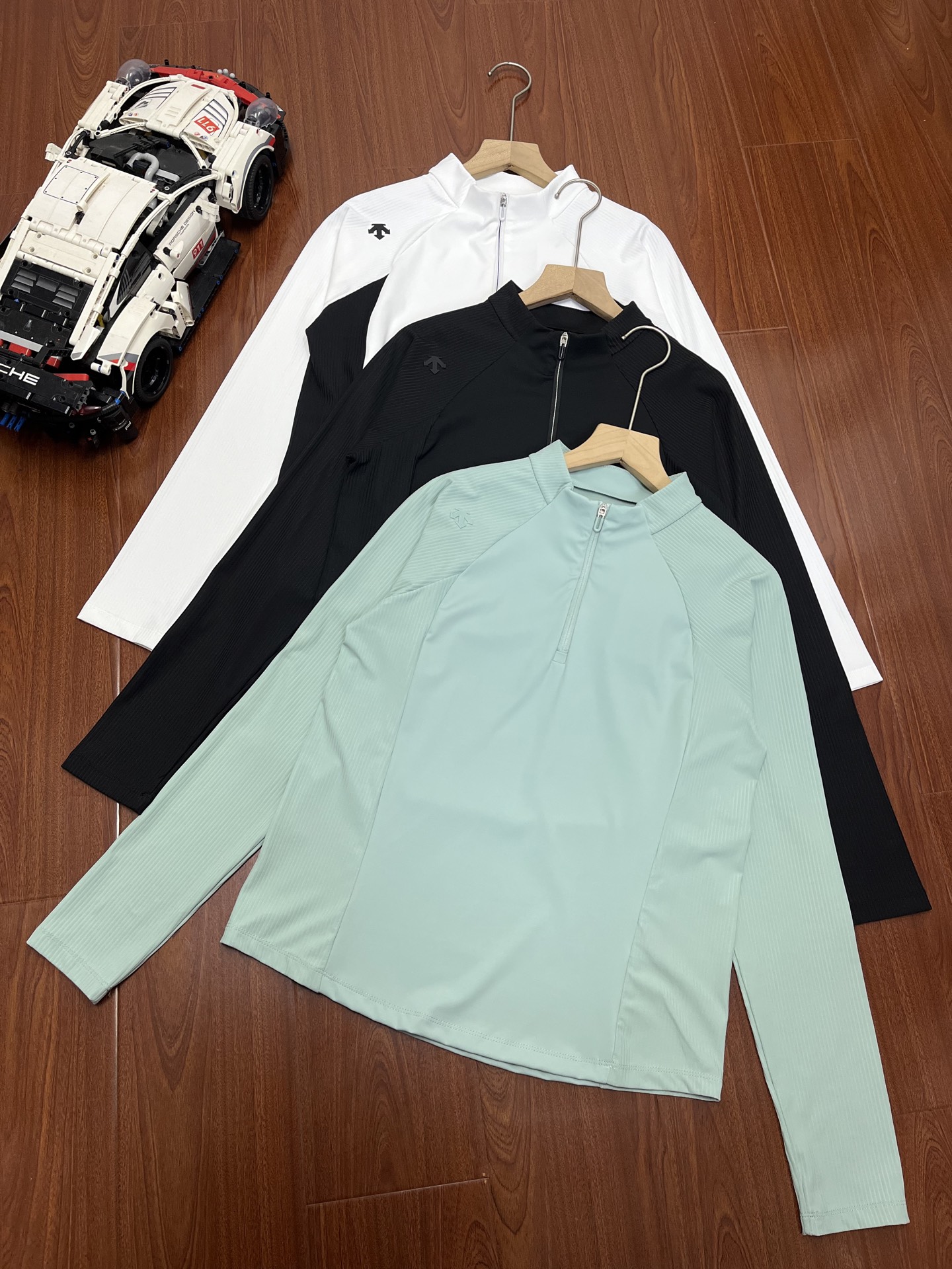 P130 顶尖现货 DESCENTE迪桑特训练运动女士空气层运动半拉链上衣新款
采用迪桑特经典空气层面料制成的运动上衣。面料柔软丝滑,弹力佳。腰侧采用螺纹材质拼接,修饰身形的同时 来更好的延展性,减少运动束缚。修身版型裁剪,贴合身型,凸显女性柔美曲线
穿着体验:
修身上衣 穿搭 | 显高显瘦绝!
简直太显身材了,时尚还带点小俏皮
面料是空气层面料,薄厚适中,南方的城市四季都可以轻松搭配。
适用场景:
跑步/运动休闲/日常生活
版型描述
ACTIVE-运动版型
颜色: 黑色 白色 薄荷绿
尺码:M-XXL
M衣长56胸围86袖长68
L衣长58胸围90袖长70
XL衣长60胸围94袖长72
XXL衣长62胸围100袖长74