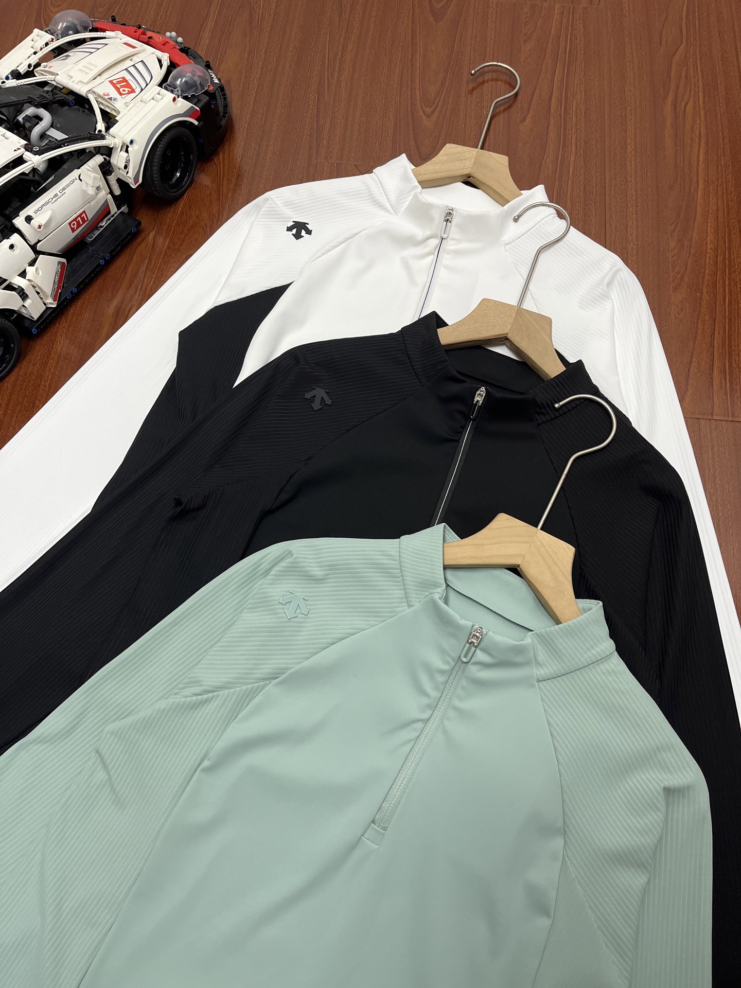 P130 顶尖现货 DESCENTE迪桑特训练运动女士空气层运动半拉链上衣新款
采用迪桑特经典空气层面料制成的运动上衣。面料柔软丝滑,弹力佳。腰侧采用螺纹材质拼接,修饰身形的同时 来更好的延展性,减少运动束缚。修身版型裁剪,贴合身型,凸显女性柔美曲线
穿着体验:
修身上衣 穿搭 | 显高显瘦绝!
简直太显身材了,时尚还带点小俏皮
面料是空气层面料,薄厚适中,南方的城市四季都可以轻松搭配。
适用场景:
跑步/运动休闲/日常生活
版型描述
ACTIVE-运动版型
颜色: 黑色 白色 薄荷绿
尺码:M-XXL
M衣长56胸围86袖长68
L衣长58胸围90袖长70
XL衣长60胸围94袖长72
XXL衣长62胸围100袖长74