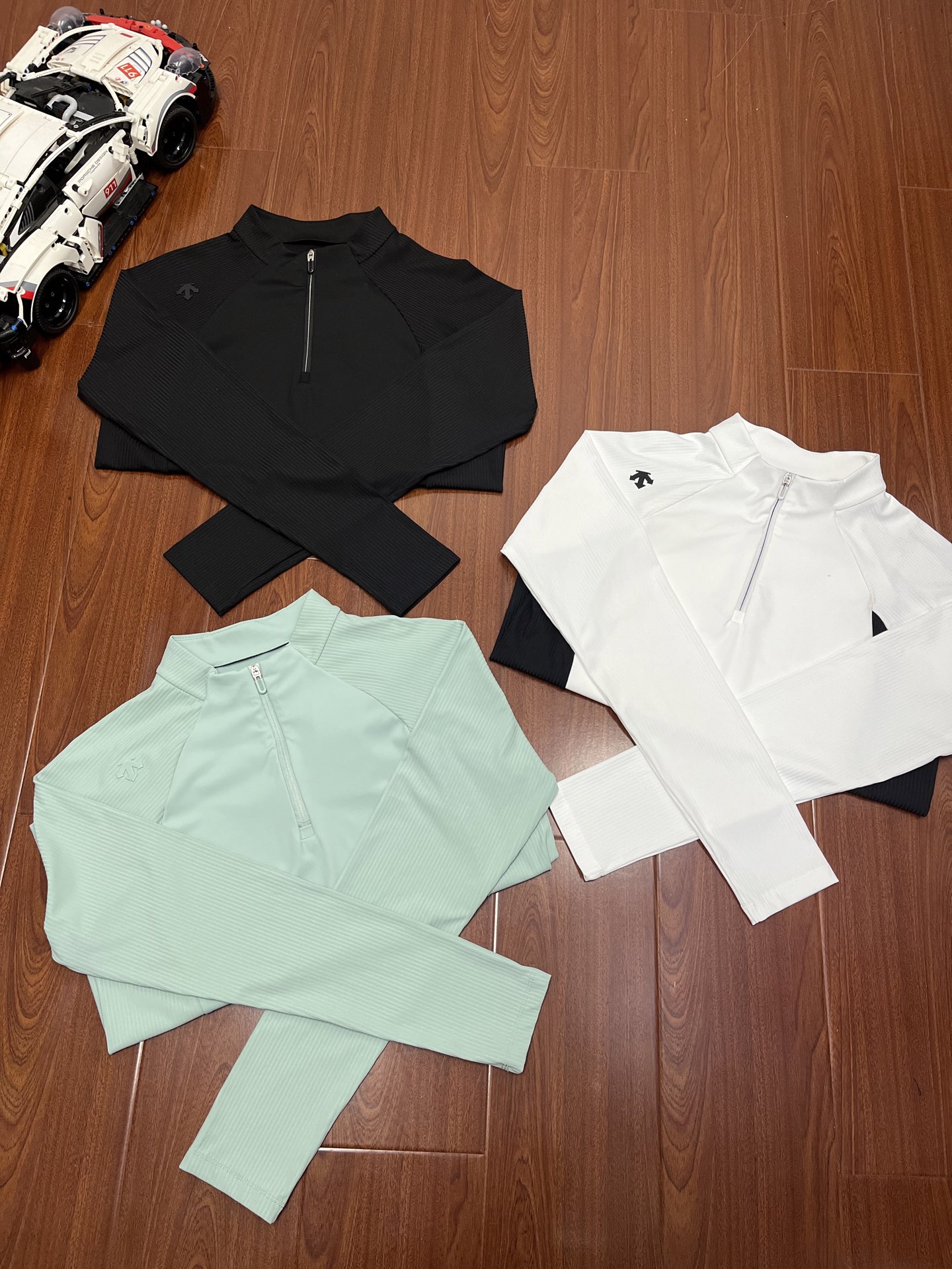 P130 顶尖现货 DESCENTE迪桑特训练运动女士空气层运动半拉链上衣新款
采用迪桑特经典空气层面料制成的运动上衣。面料柔软丝滑,弹力佳。腰侧采用螺纹材质拼接,修饰身形的同时 来更好的延展性,减少运动束缚。修身版型裁剪,贴合身型,凸显女性柔美曲线
穿着体验:
修身上衣 穿搭 | 显高显瘦绝!
简直太显身材了,时尚还带点小俏皮
面料是空气层面料,薄厚适中,南方的城市四季都可以轻松搭配。
适用场景:
跑步/运动休闲/日常生活
版型描述
ACTIVE-运动版型
颜色: 黑色 白色 薄荷绿
尺码:M-XXL
M衣长56胸围86袖长68
L衣长58胸围90袖长70
XL衣长60胸围94袖长72
XXL衣长62胸围100袖长74