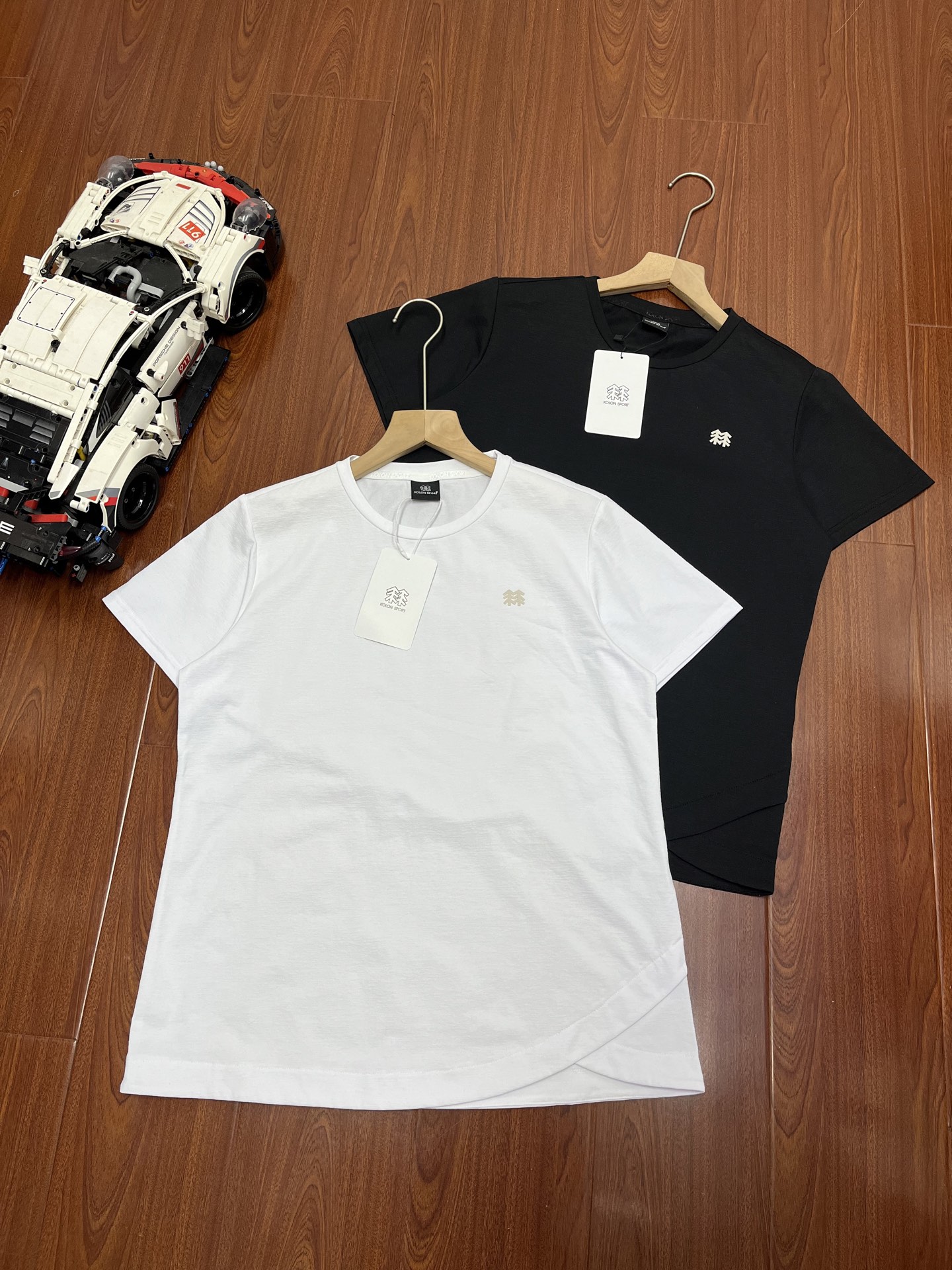 P100 顶尖现货 2025款可隆女款压胶速干SECO短袖速干T恤 全新 适合夏季日常出行穿着。可隆自研面料 吸湿速干 抗菌 防晒 SECO速干科技,时刻清爽
前沿速干面料,加独特的压胶工艺,独特的纤维结构如同无数细密的吸管 ,迅速将肌肤表面的汗水吸收、传导至面料外层,加速蒸发。
右肩线以及后背印有“KOLON SPORT”圆角立体烫画,展示品牌标识,彰显品味与格调。
颜色: 黑色 白色
尺码:M-XXL
M:胸围40袖长18.5衣长55
L:胸围42袖长19衣长57
XL:胸围44袖长19.5衣长59
XXL:胸围46袖长20衣长61