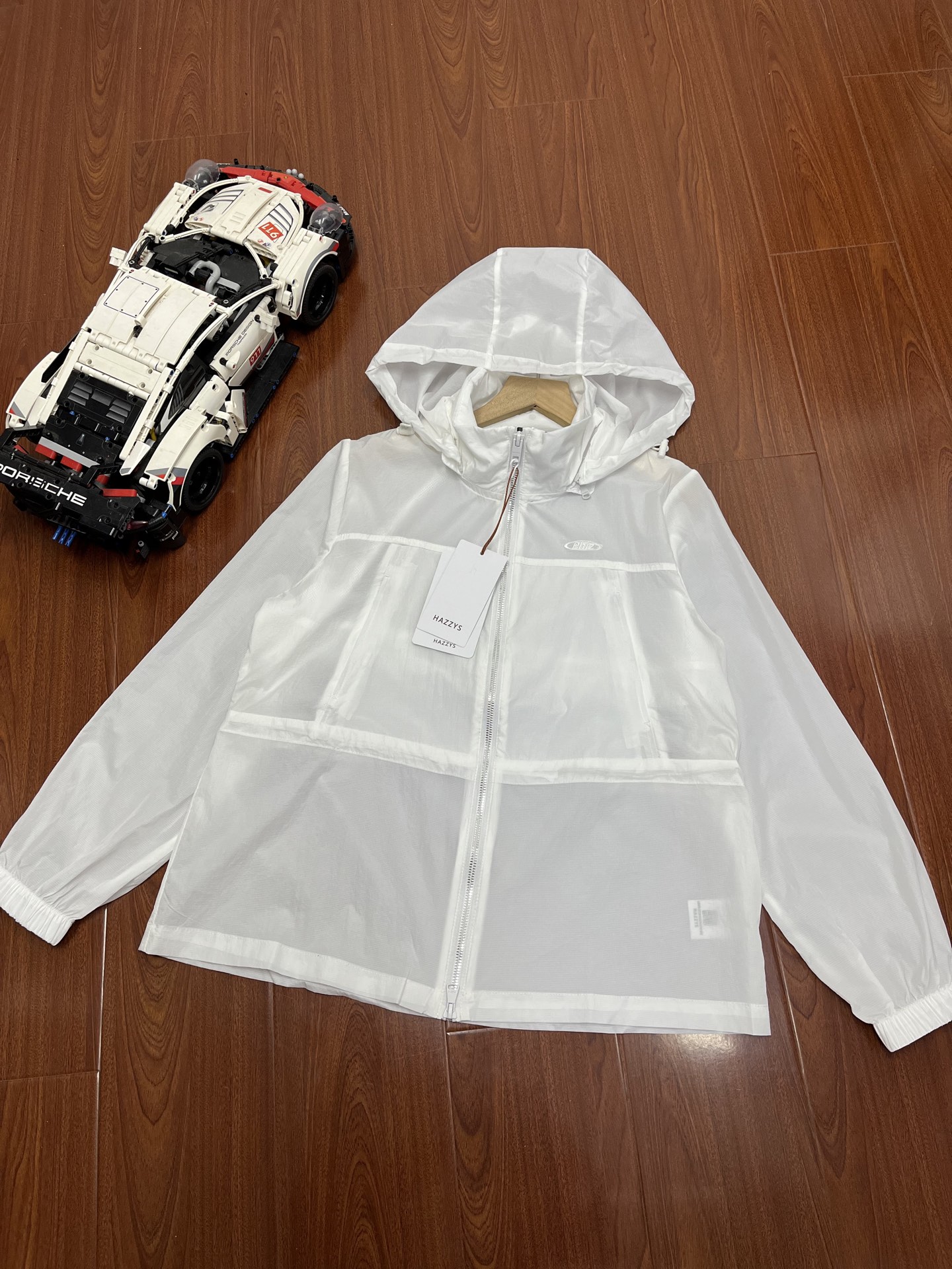 P155 顶尖现货 Hazzys哈吉斯专柜连帽夹克衫女士2025年春季新款外套!!帽子可拆卸!防风防水,出游佳品!!
面料解析
PHIZ连帽运动外套,面料轻盈舒适,布面有肌理感
拥有自然舒适感,穿着清爽,挺括有型
UPF 60+
UVA
多种纤维混纺防紫外线功能面料
户外出行不怕晒
X-Guard防护科技
采用具有防沾水功能的科技面料,穿着时保持干爽舒适
防沾水
细节实拍
连帽+松紧绳设计,自然随性
胸前PHIZ系列主题刺绣LOGO
侧边拉链口袋,实穿实用
腰部可调节松紧带设计,可多种穿搭方式
颜色:乳白色 绿色 蓝色
尺码:160–170
160码:肩宽39胸围104衣长63建议100斤以下
165码:肩宽40胸围108衣长64建议110-125左右
170码:肩宽41胸围112衣长65建议125-145左右