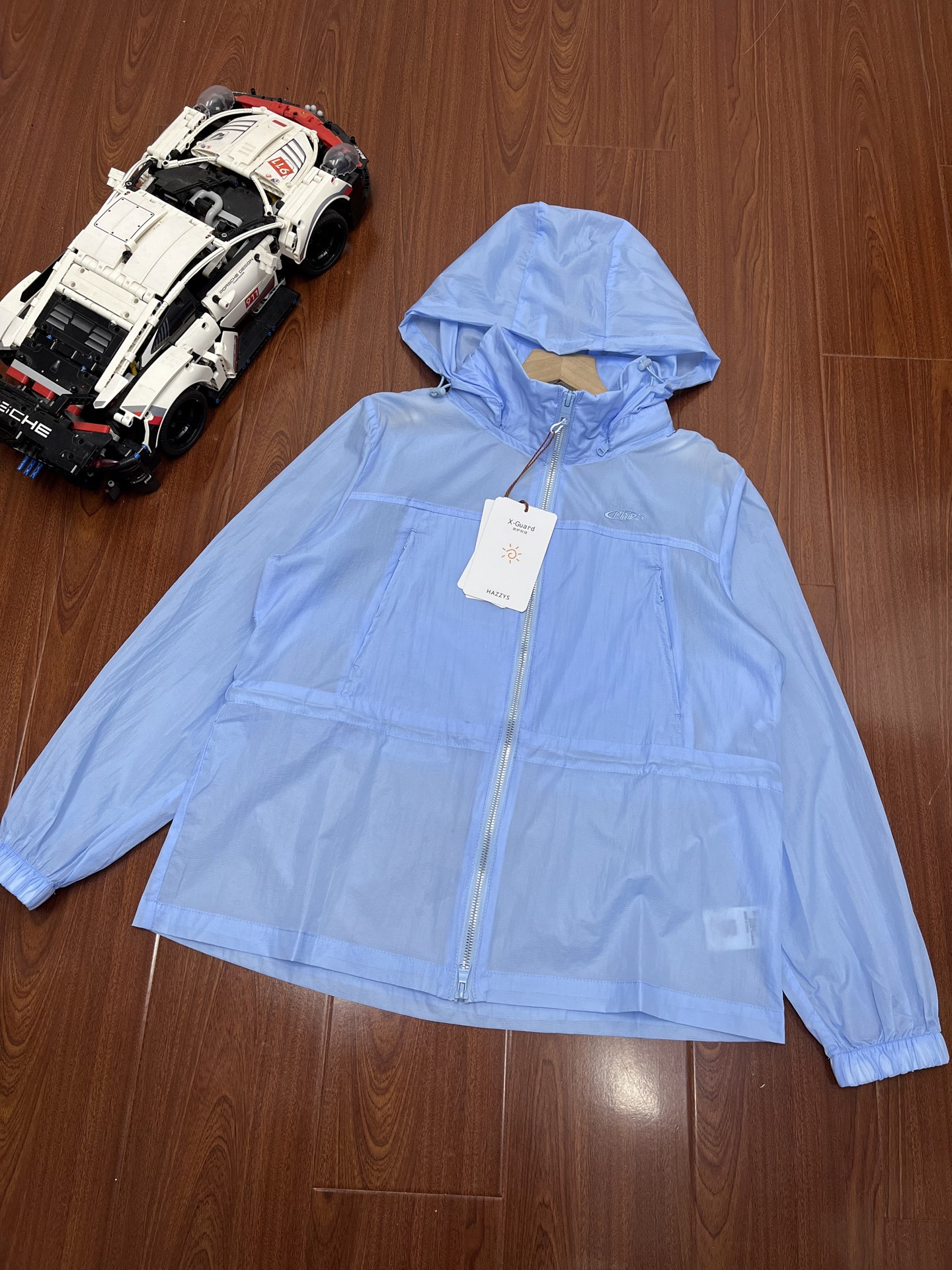 P155 顶尖现货 Hazzys哈吉斯专柜连帽夹克衫女士2025年春季新款外套!!帽子可拆卸!防风防水,出游佳品!!
面料解析
PHIZ连帽运动外套,面料轻盈舒适,布面有肌理感
拥有自然舒适感,穿着清爽,挺括有型
UPF 60+
UVA
多种纤维混纺防紫外线功能面料
户外出行不怕晒
X-Guard防护科技
采用具有防沾水功能的科技面料,穿着时保持干爽舒适
防沾水
细节实拍
连帽+松紧绳设计,自然随性
胸前PHIZ系列主题刺绣LOGO
侧边拉链口袋,实穿实用
腰部可调节松紧带设计,可多种穿搭方式
颜色:乳白色 绿色 蓝色
尺码:160–170
160码:肩宽39胸围104衣长63建议100斤以下
165码:肩宽40胸围108衣长64建议110-125左右
170码:肩宽41胸围112衣长65建议125-145左右