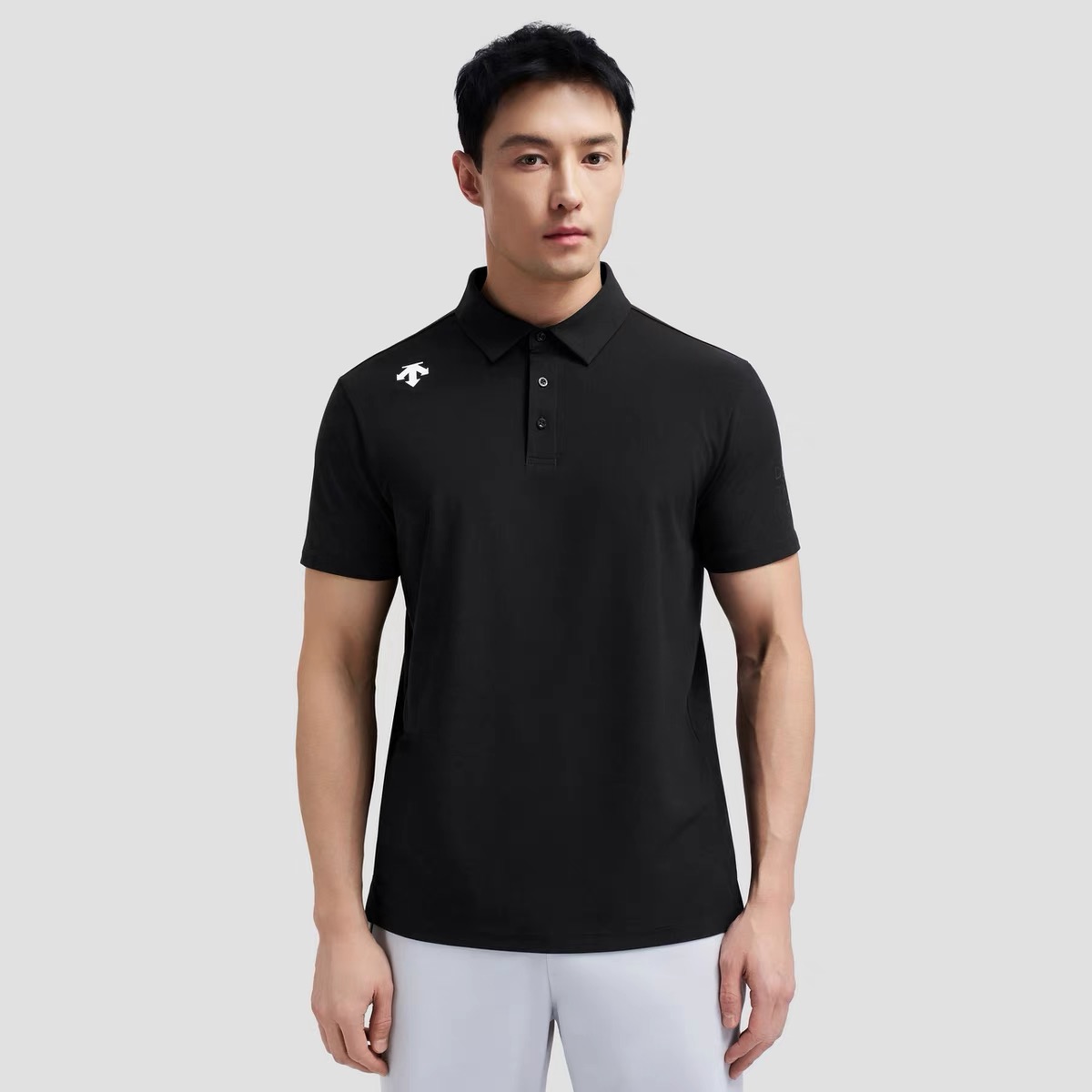 P140 顶尖现货 DESCENTE迪桑特 DUALIS 系列都市通勤男士无痕压胶速干短袖POLO衫。
采用速干面料,清爽透气,让你在炎炎夏日中保持舒适。高级感的设计,让你在众多场合中都能自信地展现自己的风采。采用压胶品牌字母撞色点缀,提升了不同年龄阶段的穿着时尚魅力,门禁三粒扣开合,定制专属纽扣,雕刻品牌标识,灵活调节,提升舒适度,3D立体裁剪,采用侧边拼接,腋下三角结构,更好的修饰身材,保证自在,下摆对称小开衩,包容各种身材比例。总之,DESCENTE迪桑特DUALIS系列都市通勤男士短袖POLO衫夏季新款无痕速干面料,是一款不容错过的品质佳品。
颜色:黑色 白色 藏青
尺码:M-3XL
M胸围104衣长68建议体重90-120斤
L胸围108衣长70建议体重120-140斤
XL胸围112衣长72建议体重140-160斤
2XL胸围116衣长74建议体重160-180斤
3XL胸围120衣长76建议体重180-200斤