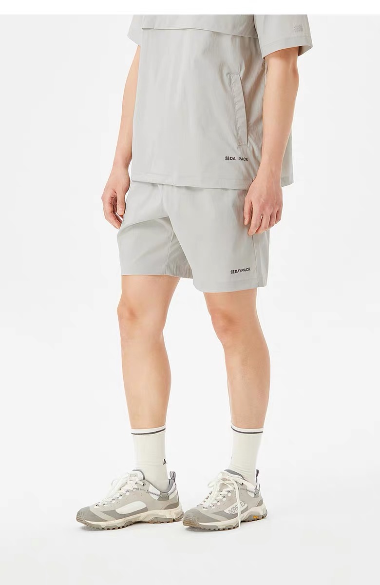 P110 顶尖现货 KOLON SPORT可隆男士户外速干运动短裤
官w在售,很硬的一批货,
面料质感做工品相都相当完美,懂货的兄弟一眼就看的出...客供机能速干面料,具有很高的拉伸性能
除了提供耐磨性外,穿起来也非常舒适,
并提供极大的运动自由度和高度的舒适度
适合进行各种有氧运动时穿着,更舒适灵活
超强,吸湿排汗,透气,轻量,速干,抗皱,拼接剪裁,活动自如。
裤绳绳头的紫色和橘色撞色设计,是简约中的一个亮点!彰显个性!上身面料触感很清凉,透气排湿功能强大,可以快速挥发汗水防止产生异味,非常适合夏季穿着。
做工细节完美,立体剪裁设计,上身好看百搭不挑人,运动休闲两不误,喜欢的兄弟千万不要错过!
颜色:黑色,灰白色
尺码:M-XXL
M腰围74臀围100裤长48推荐130斤左右
L腰围78臀围104裤长50推荐150斤左右
XL腰围82臀围108裤长52推荐165斤左右
XXL腰围86臀围112裤长54推荐180斤左右