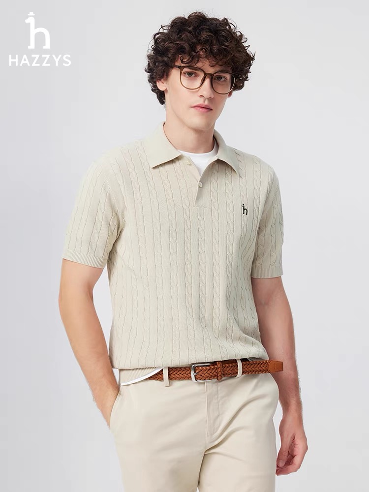 P130 顶尖现货 HAZZYS哈吉斯25春夏新款男士纯色短袖针织衫休闲上衣!!
经典休闲风格的体现,适合追求品质感的都市男性。
设计细节
翻领+纽扣门襟:兼具POLO衫的商务感与针织衫的休闲感,适合半正式场合。
品牌标识:纽扣Logo与刺绣狗标(HAZZYS标志性斗牛犬图案)低调彰显品牌身份,刺绣工艺提升立体质感。
剪裁利落:采用微收腰版型,修饰身材线条,通勤休闲两相宜。
面料与工艺
保证透气性同时保留针织的柔顺垂感,春夏穿着舒适。
走线紧密、包边处理等细节体现高端成衣水准,减少变形风险。
场景适配
职场:搭配九分西裤+乐福鞋,适合商务休闲(Casual Friday)。
日常:配浅色牛仔+小白鞋,清爽休闲;或外搭亚麻西装打造Smart Casual。
尺码:175–190
颜色:米色 浅粉 藏青
175码:肩宽44 胸围102 衣长67 建议125左右
180码:肩宽45 胸围106 衣长68 建议145左右
185码:肩宽46 胸围120 衣长69 建议165左右
190码:肩宽47 胸围114 衣长71 建议185左右