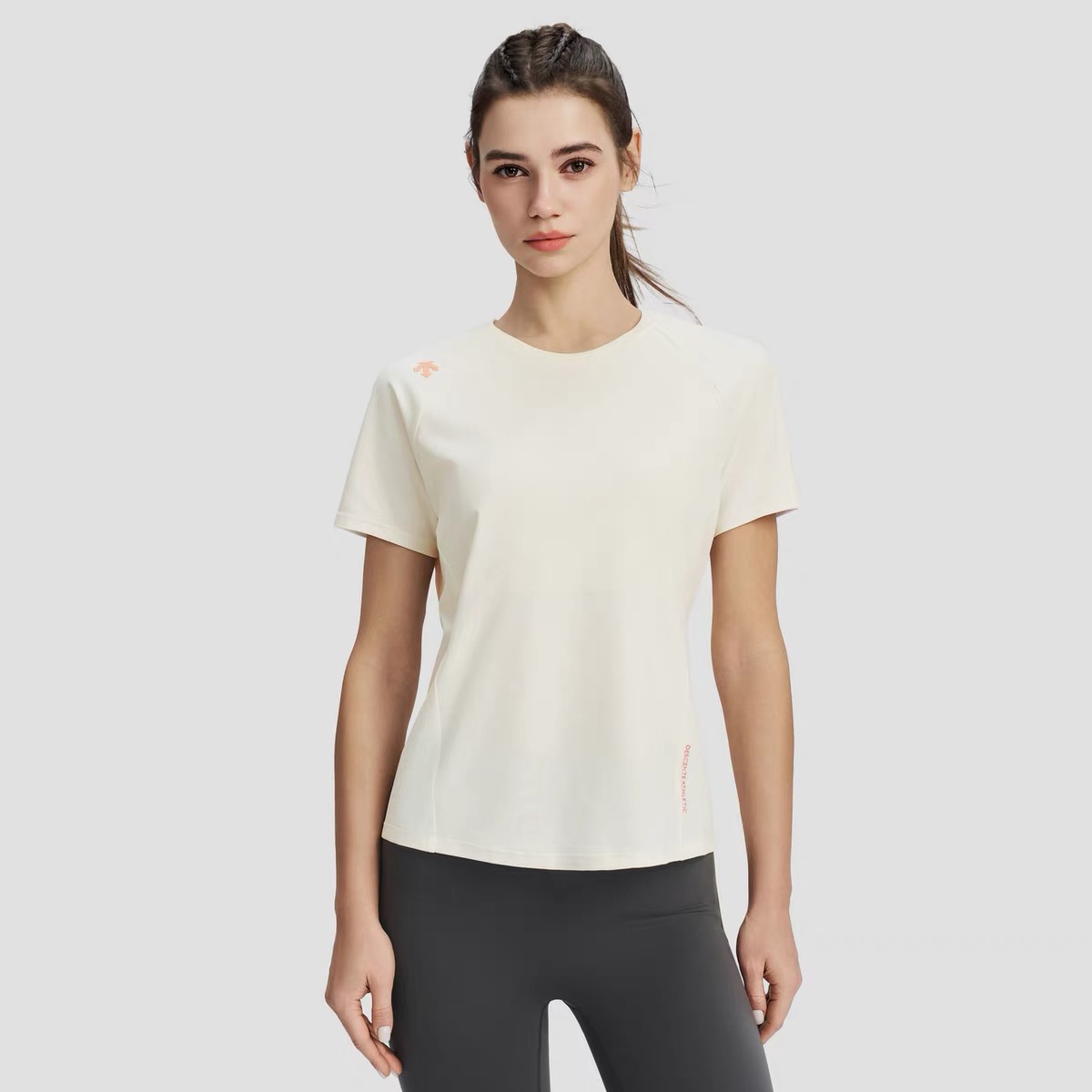 P100 顶尖现货 迪桑特DESCENTE女款运动休闲短袖圆领T恤
全身裁剪拼接 做工超级复杂 还原专柜可随意对比 硅胶logo 束腰修身版型 上身很显身材显瘦
最新科技速干面料!排汗强 弹性大,速干效果非常好,舒适、光滑、亲肤 !
86%聚酯纤维+14%氨纶
定织定染高弹环保棉面料
260gsm重磅用料,舒适有型‼️
夏季的刚需品,此款一定不要错过了,面料丝滑干爽; 面料都是原厂出来的订单面料,绝对的物有所值。 身上所有LOG部位都是高温环保速干/透气/排汗等基础功能全部俱全;平时运动 休闲 户外 散步都适合
颜色:黑色 白色 紫色 浅绿
尺码:M--XXL
M:胸围40袖长18.5衣长55
L:胸围42袖长19衣长57
XL:胸围44袖长19.5衣长59
XXL:胸围46袖长20衣长61