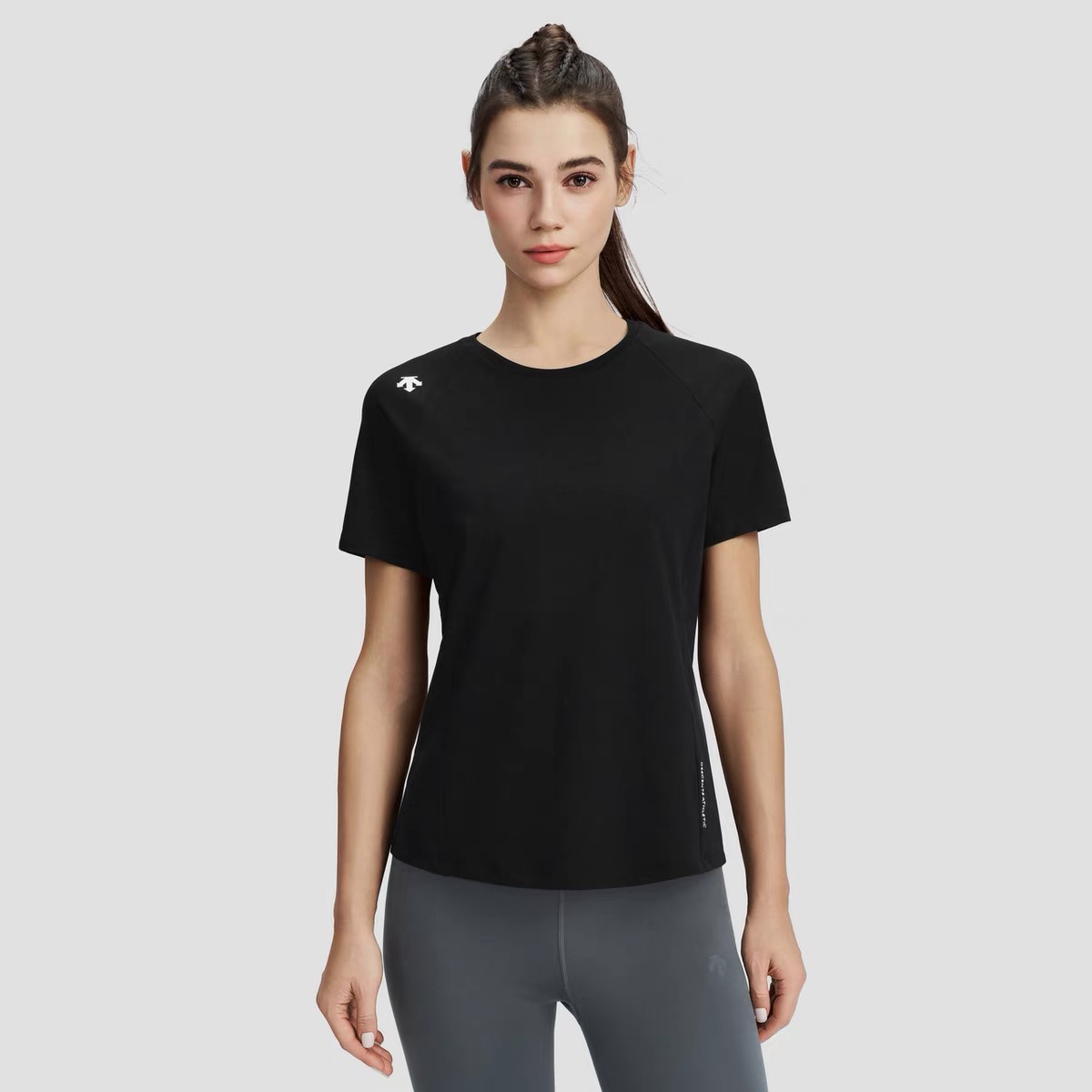 P100 顶尖现货 迪桑特DESCENTE女款运动休闲短袖圆领T恤
全身裁剪拼接 做工超级复杂 还原专柜可随意对比 硅胶logo 束腰修身版型 上身很显身材显瘦
最新科技速干面料!排汗强 弹性大,速干效果非常好,舒适、光滑、亲肤 !
86%聚酯纤维+14%氨纶
定织定染高弹环保棉面料
260gsm重磅用料,舒适有型‼️
夏季的刚需品,此款一定不要错过了,面料丝滑干爽; 面料都是原厂出来的订单面料,绝对的物有所值。 身上所有LOG部位都是高温环保速干/透气/排汗等基础功能全部俱全;平时运动 休闲 户外 散步都适合
颜色:黑色 白色 紫色 浅绿
尺码:M--XXL
M:胸围40袖长18.5衣长55
L:胸围42袖长19衣长57
XL:胸围44袖长19.5衣长59
XXL:胸围46袖长20衣长61