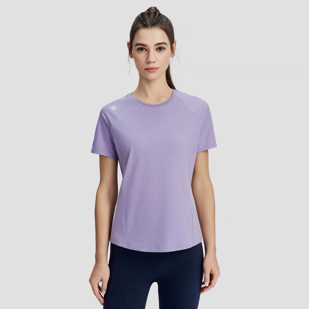 P100 顶尖现货 迪桑特DESCENTE女款运动休闲短袖圆领T恤
全身裁剪拼接 做工超级复杂 还原专柜可随意对比 硅胶logo 束腰修身版型 上身很显身材显瘦
最新科技速干面料!排汗强 弹性大,速干效果非常好,舒适、光滑、亲肤 !
86%聚酯纤维+14%氨纶
定织定染高弹环保棉面料
260gsm重磅用料,舒适有型‼️
夏季的刚需品,此款一定不要错过了,面料丝滑干爽; 面料都是原厂出来的订单面料,绝对的物有所值。 身上所有LOG部位都是高温环保速干/透气/排汗等基础功能全部俱全;平时运动 休闲 户外 散步都适合
颜色:黑色 白色 紫色 浅绿
尺码:M--XXL
M:胸围40袖长18.5衣长55
L:胸围42袖长19衣长57
XL:胸围44袖长19.5衣长59
XXL:胸围46袖长20衣长61