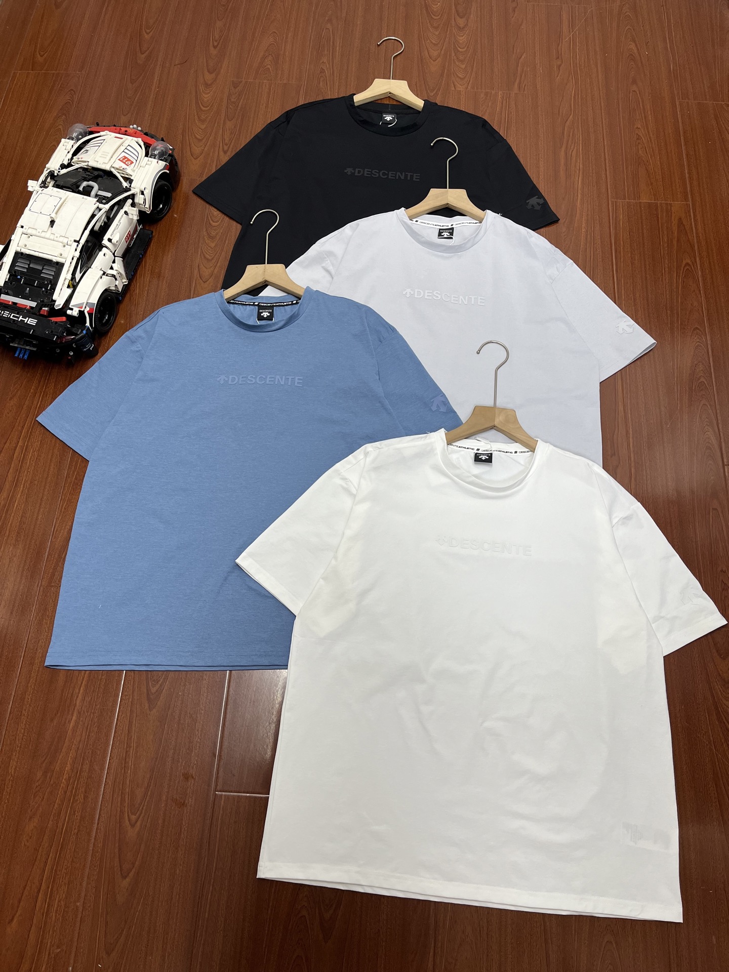 P100 顶尖现货 新品DESCENTE迪桑特男士夏季新款短袖T恤
采用棉质亲肤定制原厂面料 触感细腻 手感顺滑 柔软亲肤 3D立体剪裁 侧缝贯穿式拼接 减少日常穿着运动时带来的摩擦 版型宽松 给予舒适遮盖 简约舒适的运动短袖T恤 ,多色可选 可搭情侣 从运动到日常都能舒适随行
颜色:黑色,白色,蓝色,灰色
尺码 :M-2XL
M衣长67胸围107袖长21肩宽50
L衣长69胸围112袖长21肩宽52
XL衣长70胸围117袖长22肩宽54
XXL衣长72胸围122袖长22肩宽56