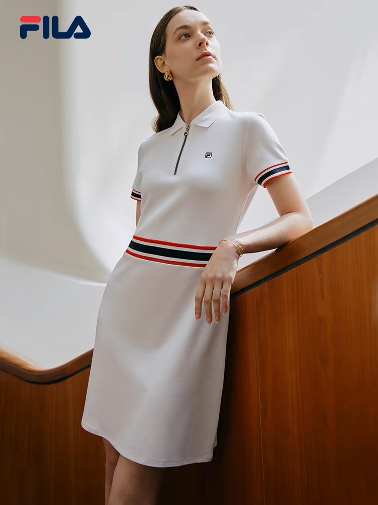 P120   顶尖现货  斐乐FILA女款25新款夏季女子运动时尚针织POLO翻领修身连衣裙
礼盒采用翻盖式磁吸设计非常nice排面拉到顶 送人自留都让你爱不释手完美
领口定制罗纹POLO型翻领设计 
经典刺绣小标LOGO
袖口罗纹装饰细节穿着弹力舒适
面料是透气的莫代尔棉氨罗马布材质柔软亲肤兼具弹性
腰部是特定的拼接织带
很潮流的一条裙子
这款廓形感连衣裙除了颜色搭配之外
还有个关键点就是它无di的包容性
各种身材都能驾驭，完美隐匿身形缺点
上身舒适又轻松，惬意又悠闲的感觉
时髦、小众、篙级
不管是日常通勤还是出门旅游
约会都可以一条搞定
省去搭配的烦恼
颜色：黑色  白色
尺码：M--XL
M腰围80胸围92裙长85推荐90-105斤
L腰围84胸围96裙长87推荐105-120斤
XL腰围88胸围100裙长89推荐120-135斤