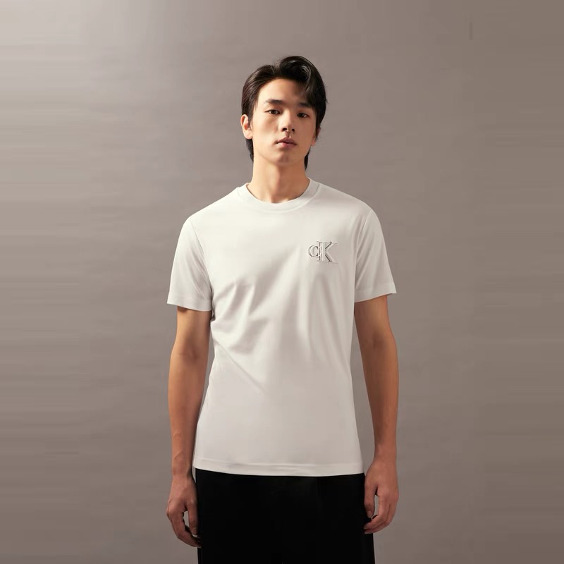 顶尖现货 2025CK春夏新品Calvin Klein男士短袖T恤,专柜特供限定二件装礼盒. 圆领T恤是一款时尚的主打单品,采用经典款型,穿着舒适方便.这款单品设计简约,采用精美的品牌细节,可与您喜爱的户外款式自由叠搭,原版客供定制子有机比马棉克重200左右 手感柔软细腻亲肤 领口采用有机跟缸螺纹无色差不变形 礼盒采用翻盖式磁吸设计非常nice排面拉到顶 送人自留都让你爱不释手完美 专柜门店同步热销断货王 有钱难买的好货 独家配色独家面料,胸前经典品牌logo才用精工刺绣制成,很有休闲潮流范.众多小细节,并不复杂的风格,受到众多时尚达人喜欢,设计的很有想法.修身版型立体裁剪 百搭爆款 男士春夏必备的短袖 人手两盒每天一个颜色 整个夏天只需两盒 颜色:黑色 白色 衣长 胸围 推荐 M 69 104 90-120斤 L 71 108 120-140斤 XL 73 112 140-160斤 2XL74 116 160-180斤 3XL75 120 180-200斤