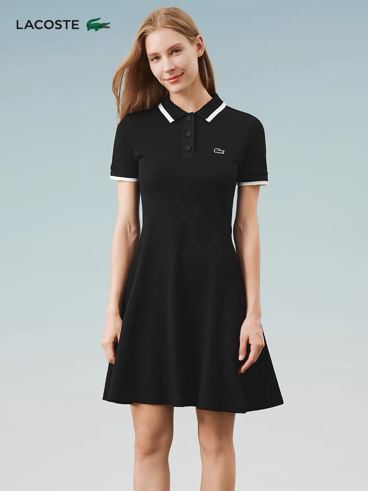 P120 顶尖现货 2025年新款鳄鱼🐊女士夏长款显瘦短袖连衣裙POLO领 韩式的浪漫 POLO领的设计 展露你淑女的脖颈 彰显大气与时尚 高腰设计 展现修长身材 胸前刺绣点缀 领口花边更显可爱 淑女 采用高级珠地面料 才能撑起这裙子的灵魂 这绝对是夏天的第一选择 喜欢的美女尽情入手即可
颜色:黑色 绿色
尺码表:
36衣长90胸围82肩宽41袖长17
38衣长91胸围86肩宽42袖长18
40衣长92胸围90肩宽43袖长19