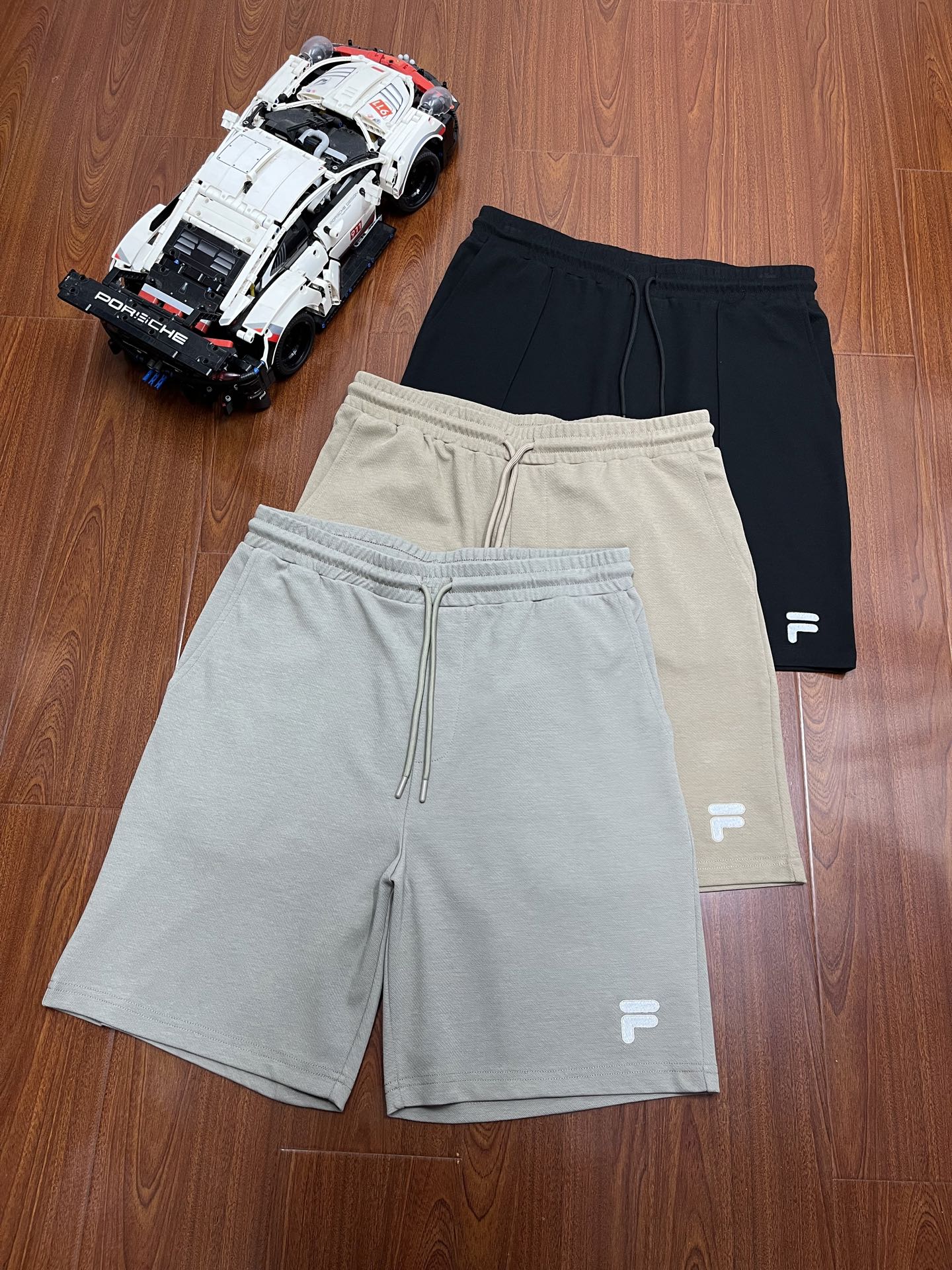 P105   顶尖现货   FILA斐乐运动休闲短裤夏季
运动休闲亲肤logo刺绣五分裤。
采用针织双面滑布面料，面料轻薄，吸湿性强，不起球，不变形，不掉色，穿着更舒服。
经典的原版LOGO简约清爽。
简约款式，百搭，上身更有型
又一批渠道牛货到手~老牌子原单，基础款短裤，独家现货秒发，斐乐作为八十年龙头休闲品牌，凭借其纯正的体育血统，如今的FILA征着一种舒适、优雅的生活态度
在做工要求方面自然也不是一般的标准，一款集休闲运动潮流于一体的短裤，依然延续简约但不简单的设计风格，最高品质的客供锦纶面料，多口袋设计，质感极佳！
最重要的是版型，上身效果非常棒，别光看外表 其实内里才是重点，所有车线都用了和专柜一比一细节极致，给人穿着的舒适感得到极大地提升，逼格满满，搭配纯色的基调，塑造简约优雅的型格魅力 品象完美!!
这种单品没有太多好介绍的,也不想吹什么大牛，人人必备款,夏天出勤率也是最高的单品之一，很简单,很休闲,也很时尚,夏天不可缺的单品之一，大家可以看一下我的实拍细节图，小细节啥的都非常精美!!
颜色：黑色 灰卡其 咖啡色
尺码：M-XXL
   腰围	 臀围	 裤长	 建议体重	
M 80	 104	  52	 (170-130左右)	
L 84	 108	  54      (175-145左右)	
XL88	 112	       56      (180-160左右)	
XXL92	  116	  58      (185-175左右)