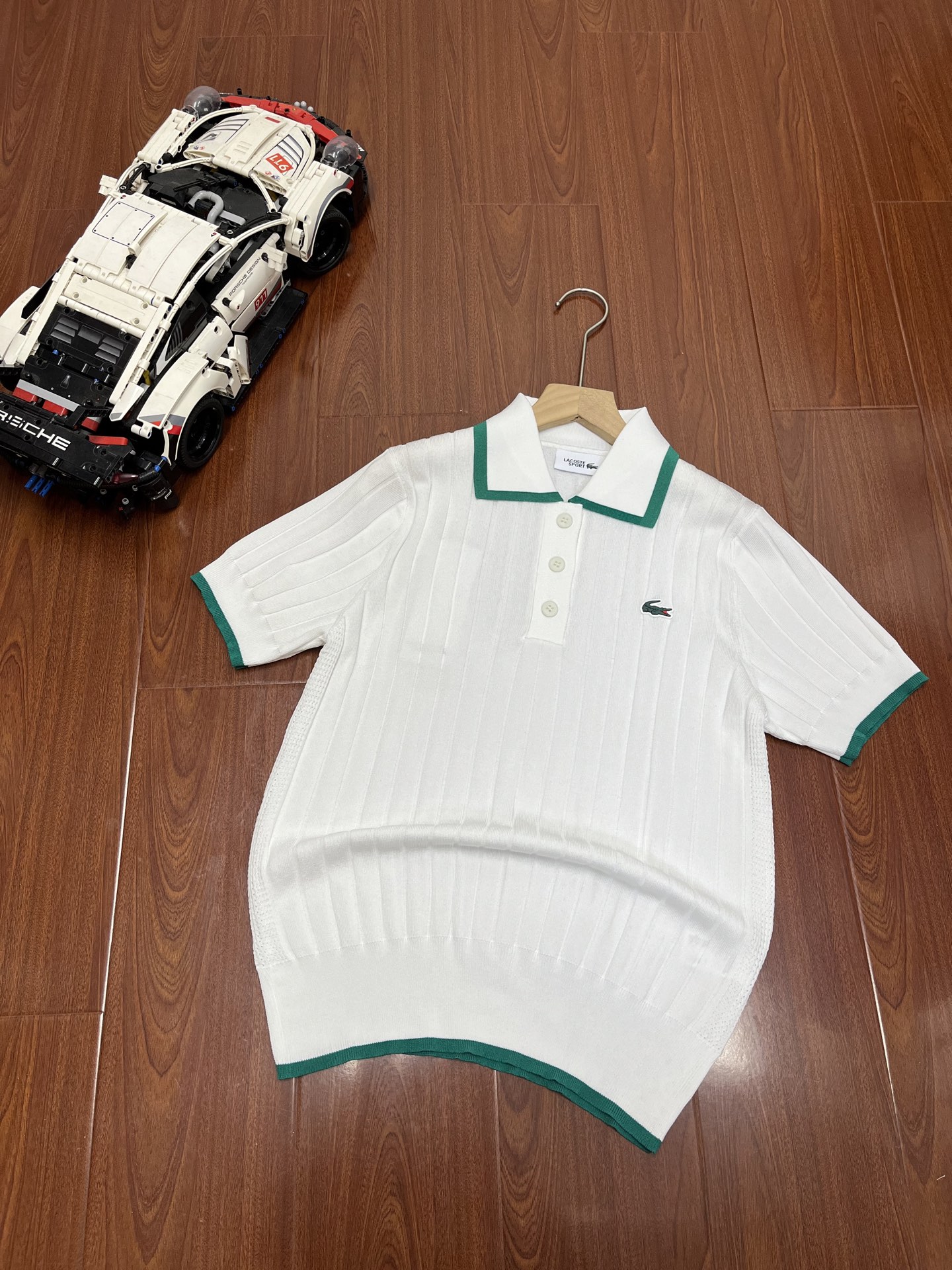 P115 顶尖现货 LACOSTE鳄鱼🐊复古女款学院风针织Polo衫美出圈辣~
轻松拿捏法式慵懒感的夏日单品。
LACOSTE法国鳄鱼女装25春季新款复古学院短袖POLO针织衫|AF9430
春季新品,优雅与时尚的结合。
动感中带出优雅,正好适合宜静宜动的我
一半严谨,一半松弛
一面优雅,一面律动
这就是lacoste 🐊
开启户外模式🔛
换季就是换新皮肤啦
最近很爱LACOSTE🐊家带来的松弛感√
经典百搭款 好穿又时髦 ~
活力感十足 !
无论是日常穿着还是特殊场合,都能通过不同的搭配展现出独特的魅力。
这款针织polo衫,很值得推荐,经典复古,阳光活力无限
设计风格:复古学院风,延续LACOSTE经典POLO衫的简约剪裁,融入撞色领边、纽扣门襟+胸前小刺绣鱼标徽章学院元素。材质: 采用透气棉质混纺,兼顾舒适性与弹性,适合春夏穿着。版型:微宽松设计,短袖+适度衣长,搭配裙装或裤装皆宜。经典元素:左胸刺绣鳄鱼LOGO,纽扣半开合设计,纯色条纹等简约配色。
颜色:白色 藏青
尺码:36–40
36码:肩宽37胸围88衣长58建议100斤以下
38码:肩宽38胸围92衣长59建议120斤左右
40码:肩宽39胸围96衣长60建议140斤左右