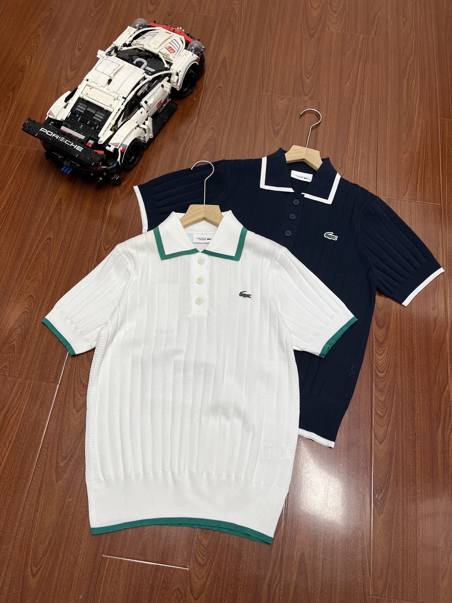 P115 顶尖现货 LACOSTE鳄鱼🐊复古女款学院风针织Polo衫美出圈辣~
轻松拿捏法式慵懒感的夏日单品。
LACOSTE法国鳄鱼女装25春季新款复古学院短袖POLO针织衫|AF9430
春季新品,优雅与时尚的结合。
动感中带出优雅,正好适合宜静宜动的我
一半严谨,一半松弛
一面优雅,一面律动
这就是lacoste 🐊
开启户外模式🔛
换季就是换新皮肤啦
最近很爱LACOSTE🐊家带来的松弛感√
经典百搭款 好穿又时髦 ~
活力感十足 !
无论是日常穿着还是特殊场合,都能通过不同的搭配展现出独特的魅力。
这款针织polo衫,很值得推荐,经典复古,阳光活力无限
设计风格:复古学院风,延续LACOSTE经典POLO衫的简约剪裁,融入撞色领边、纽扣门襟+胸前小刺绣鱼标徽章学院元素。材质: 采用透气棉质混纺,兼顾舒适性与弹性,适合春夏穿着。版型:微宽松设计,短袖+适度衣长,搭配裙装或裤装皆宜。经典元素:左胸刺绣鳄鱼LOGO,纽扣半开合设计,纯色条纹等简约配色。
颜色:白色 藏青
尺码:36–40
36码:肩宽37胸围88衣长58建议100斤以下
38码:肩宽38胸围92衣长59建议120斤左右
40码:肩宽39胸围96衣长60建议140斤左右