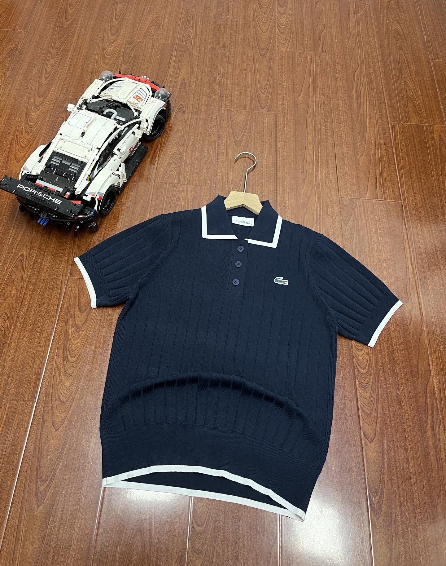 P115 顶尖现货 LACOSTE鳄鱼🐊复古女款学院风针织Polo衫美出圈辣~
轻松拿捏法式慵懒感的夏日单品。
LACOSTE法国鳄鱼女装25春季新款复古学院短袖POLO针织衫|AF9430
春季新品,优雅与时尚的结合。
动感中带出优雅,正好适合宜静宜动的我
一半严谨,一半松弛
一面优雅,一面律动
这就是lacoste 🐊
开启户外模式🔛
换季就是换新皮肤啦
最近很爱LACOSTE🐊家带来的松弛感√
经典百搭款 好穿又时髦 ~
活力感十足 !
无论是日常穿着还是特殊场合,都能通过不同的搭配展现出独特的魅力。
这款针织polo衫,很值得推荐,经典复古,阳光活力无限
设计风格:复古学院风,延续LACOSTE经典POLO衫的简约剪裁,融入撞色领边、纽扣门襟+胸前小刺绣鱼标徽章学院元素。材质: 采用透气棉质混纺,兼顾舒适性与弹性,适合春夏穿着。版型:微宽松设计,短袖+适度衣长,搭配裙装或裤装皆宜。经典元素:左胸刺绣鳄鱼LOGO,纽扣半开合设计,纯色条纹等简约配色。
颜色:白色 藏青
尺码:36–40
36码:肩宽37胸围88衣长58建议100斤以下
38码:肩宽38胸围92衣长59建议120斤左右
40码:肩宽39胸围96衣长60建议140斤左右