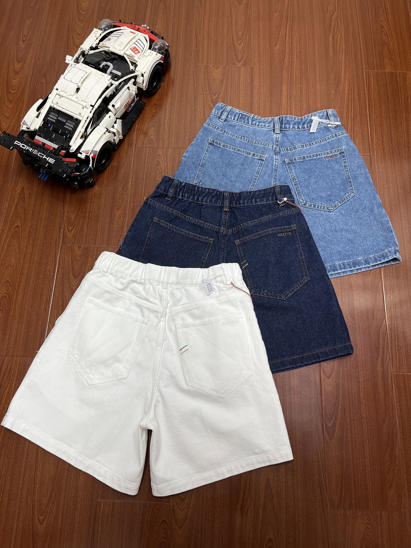 P120 顶尖现货 Hazzys哈吉斯牛仔短裤女2025夏季新款复古时尚裤子舒适潮流休闲裤!!
PHIZ牛仔短裤。
可以从夏天穿到秋天的一条牛仔短裤~
韩国知名时尚品牌,主打英伦复古风,注重剪裁和面料品质,适合追求优雅休闲风格的人群。
延续了复古潮流的设计,面料采用棉质混纺,透气柔软,提升舒适度。
金属纽扣、腰间品牌刺绣logo、立体口袋等细节增强设计感。
高腰+后腰松紧+阔腿设计
这个组合360°凸显腰细腿细
宽腰型、梨形、苹果型身材的女生穿
也可以毫无压力驾驭~
特别凸显腰细胯窄腿细
定制定染高级复古白 水洗蓝 藏青蓝 三色 百搭不挑人
夏天搭配各种颜色上衣都可
衣柜里几乎没有它不能搭配的
颜色:复古白 水洗蓝 藏青蓝
尺码:160–170
160码:腰围67臀围98裤长43建议100斤以下
165码:腰围71臀围102裤长44建议100-120斤左右
170码:腰围75臀围106裤长45建议120-140斤左右