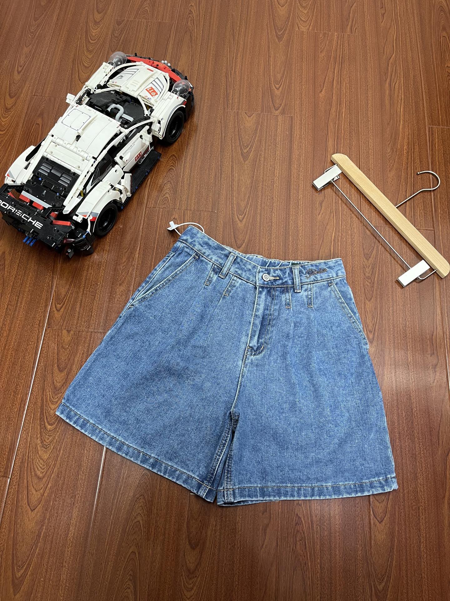 P120 顶尖现货 Hazzys哈吉斯牛仔短裤女2025夏季新款复古时尚裤子舒适潮流休闲裤!!
PHIZ牛仔短裤。
可以从夏天穿到秋天的一条牛仔短裤~
韩国知名时尚品牌,主打英伦复古风,注重剪裁和面料品质,适合追求优雅休闲风格的人群。
延续了复古潮流的设计,面料采用棉质混纺,透气柔软,提升舒适度。
金属纽扣、腰间品牌刺绣logo、立体口袋等细节增强设计感。
高腰+后腰松紧+阔腿设计
这个组合360°凸显腰细腿细
宽腰型、梨形、苹果型身材的女生穿
也可以毫无压力驾驭~
特别凸显腰细胯窄腿细
定制定染高级复古白 水洗蓝 藏青蓝 三色 百搭不挑人
夏天搭配各种颜色上衣都可
衣柜里几乎没有它不能搭配的
颜色:复古白 水洗蓝 藏青蓝
尺码:160–170
160码:腰围67臀围98裤长43建议100斤以下
165码:腰围71臀围102裤长44建议100-120斤左右
170码:腰围75臀围106裤长45建议120-140斤左右