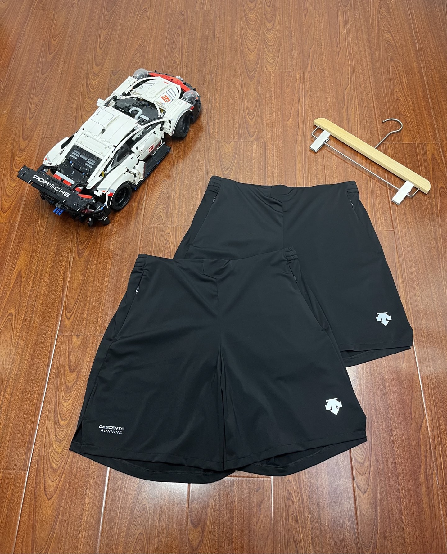 P110 顶尖现货 迪桑特DESCENTE夏季短裤锻练健身耐磨户外跑步速干男短裤
耐磨户外跑步短裤,具有四向弹性。
适用于野外跑步,越野跑步科技服装注重行动上的灵活度和吸湿排汗。
新式科技透气面料,能使水蒸气散去,帮助调节体温,提高穿着舒适度。
户外机能跑步功能短裤功能多样,轻薄耐磨,保持运动舒适性。双面平织面料,具有四向弹性,透气设计处理有助于防潮。拼接和裤裆插角布设计,提高活动自由度,步行更轻松,内缝增加覆盖范围,压胶褶边接缝减少与身体的摩摔。
颜色:黑色
尺码:M--XXL
M腰围43臀围108裤长43
L腰围45臀围112裤长45
XL腰围47臀围116裤长47
XXL腰围49臀围120裤长49