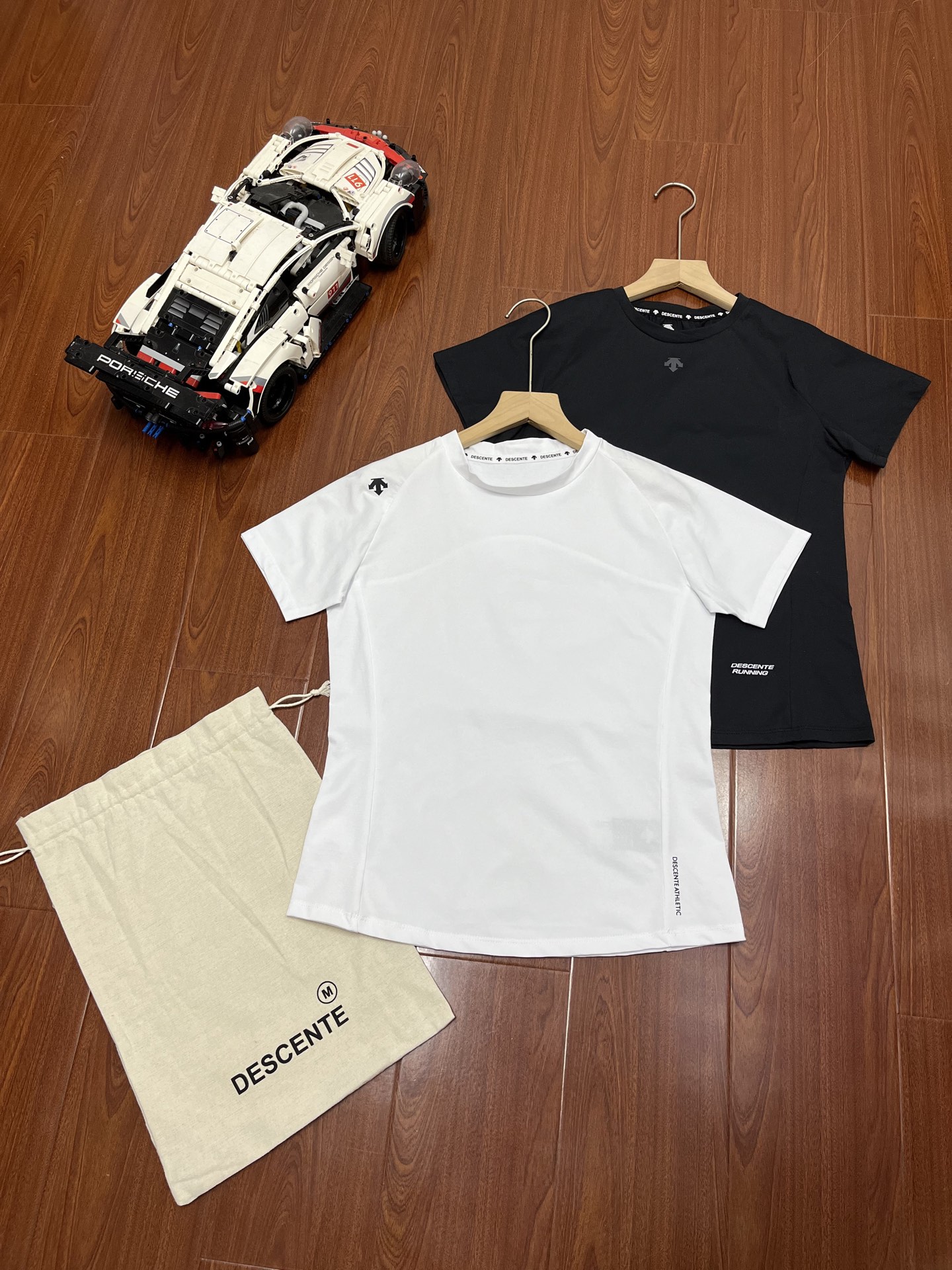 顶尖现货 组合装!黑白配,不同款组合装! DST女士速干T恤,运动阳光女孩看过来 黑/白两种纯色,简单舒适,日常运动都可 四向舒适弹力,版型不易松垮变形 立体修身裁剪,前后有略微的收腰效果但是不浮夸,胖点瘦点都能穿,显得人很挺拔~ 当烈日炙烤与汗渍狼狈交锋,你需要的不是忍耐,是轻盈起舞的自由运动女孩的心头爱D迪家25年最新款短袖T,简单舒适,日常or运动都可穿 ▷ 吸湿速干|速干面料+后背拼接「汗液瞬导黑科技」 ▷ 58g超轻量|仿生云感织造,跑跳如披薄雾 ▷ 版型稳定不松垮不易变形,夏天运动穿炒鸡舒服 颜色:一黑一白不同款组合装 肩宽 不限 87 56 胸围 不限 91 58 衣长 不限 95 60 合适 95斤 110斤 125斤