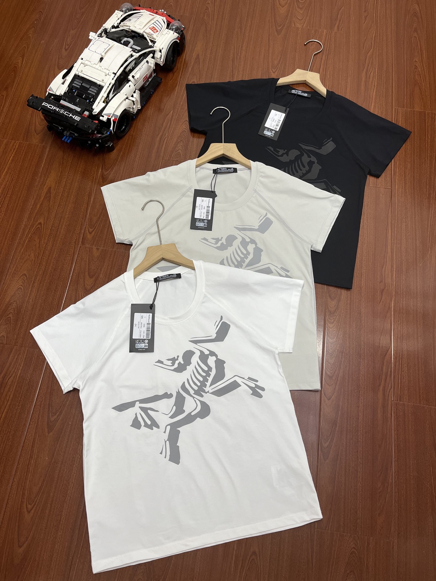 P105 顶尖现货 ARC'TERYZ / 始祖鸟 三色Bird cotton 女士短袖大鸟标LOGO圆领针织上衣T恤
面料成分:50%聚酯纤维 50%弹力聚酯纤维
产品特点:采用轻量化科技感速干面料,具有冷感、超弹、快干、抑菌和抗紫外线等优点,轻薄又肉感十足挺括有型,经过棉感处理,手感舒柔细软仿佛棉质,抗皱易洗,吸湿排汗,清爽透气,运动出汗后,贴肌肤凉而不冰,享受舒适体感~
微宽松合身版型,优化身材比例,上身干净利落
精致小U领,凸显脖颈修长,领深适度防走光,展现迷人锁骨~
插肩袖设计,自然遮住肩部与上臂的肉肉,显瘦力max!!!
袖身拼接处采用四针六线麻丝工艺,稳固衣型,久洗不变形,腋下走线加宽,为活动增添余量。
领口、袖口和下摆都采用双针锁边,平顺整齐,耐用不易脱线!
柔和的低饱和度色系,满足不同风格的时髦精,轻松打造出夏日活力减龄感~
颜色 : 白色 黑色 雾灰
尺码 : S-XL
尺码 胸围 衣长 袖长
S 81 56.5 23.5
M 85 58.5 24.5
L 89 60.5 25.5
XL 93 62.5 26.5
建议体重
S码 80斤-100斤
M码 100斤-120斤
L码 120斤-140斤
XL码 140斤-160斤