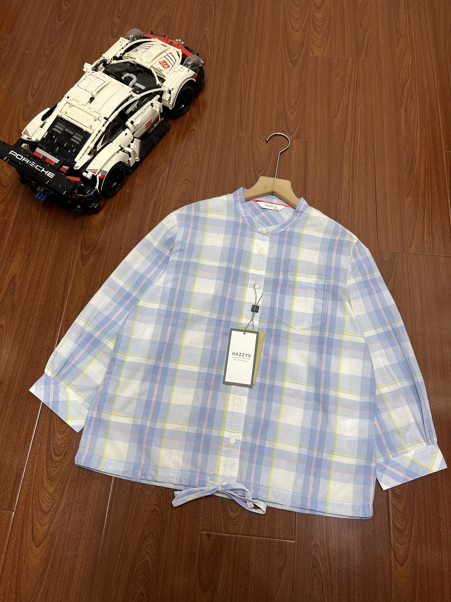 P115   顶尖现货  哈吉斯女款衬衣原渠道面料，通过经销商对接原厂面料供应商拿到
可自行对比，红外线裁剪对条对格单件裁
保证大货品质，
七分袖设计
修饰手臂线条，同时干练利落穿着实用性强
下摆抽绳设计
衣身版型宽松，可通过下摆抽绳调整，包容性强。
格纹设计上身后立体感强
优雅大气具有英伦复古气质简洁大气的中窗格格纹，
颜色搭配和谐容易穿着及搭配，颜色柔和日常穿着休闲随性，
上身超显气质

优雅圆领
气质大方，显露脖颈很美很撩人

长绒棉与天丝的结合
因为用了高纱支棉天丝纱，布面会更加光洁柔软，质感强

面料上身舒适柔软却又挺括有型，
定制辅料新版小方块吊牌带热敏标吊牌，
全部细节到位！重磅单品，代购版本！

尺码表
160  肩宽76  胸围100  衣长59  袖长44
165  肩宽78  胸围105  衣长59  袖长45
170  肩宽80  胸围110  衣长60  袖长45

颜色：粉色、蓝色