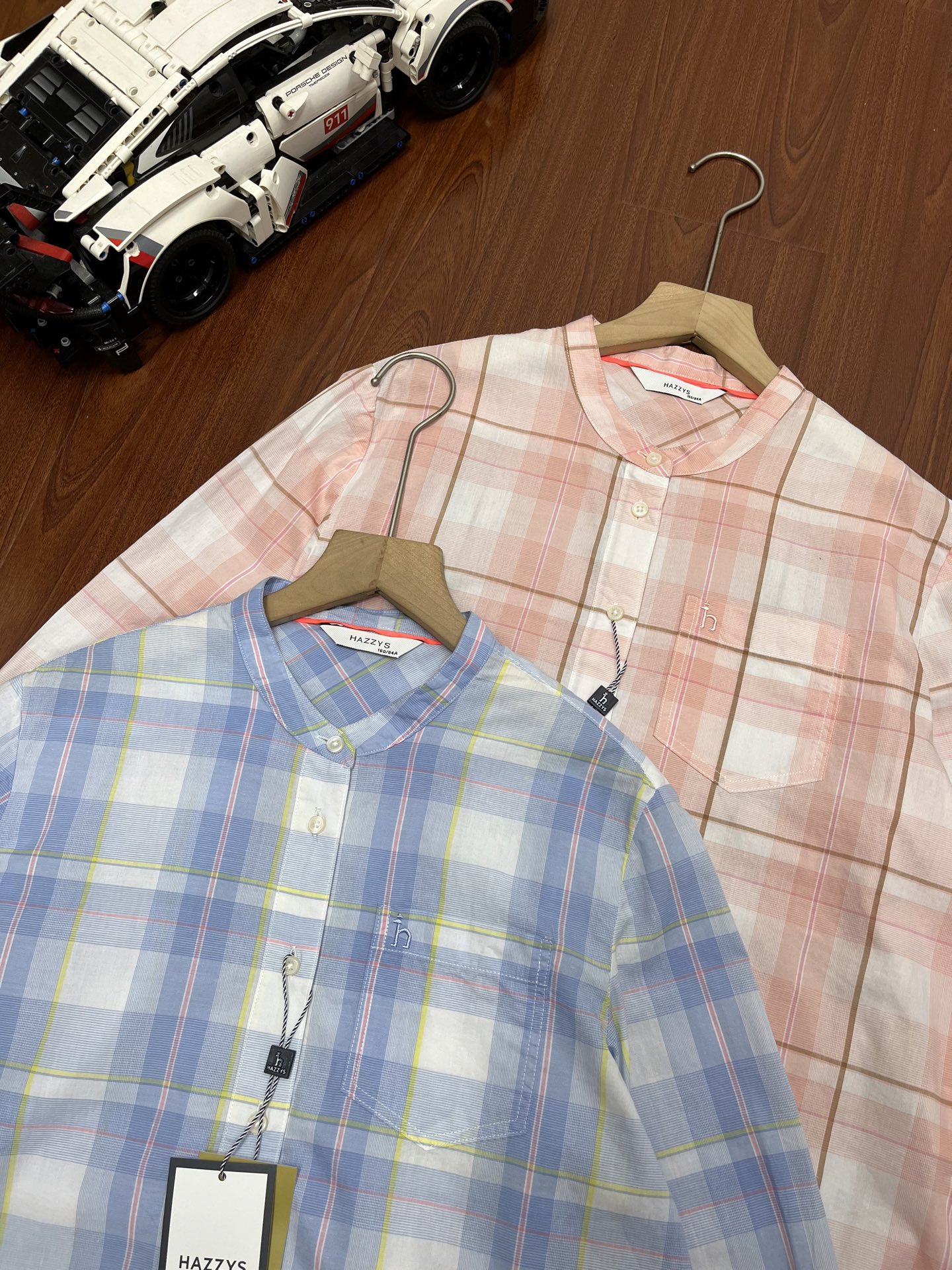 P115   顶尖现货  哈吉斯女款衬衣原渠道面料，通过经销商对接原厂面料供应商拿到
可自行对比，红外线裁剪对条对格单件裁
保证大货品质，
七分袖设计
修饰手臂线条，同时干练利落穿着实用性强
下摆抽绳设计
衣身版型宽松，可通过下摆抽绳调整，包容性强。
格纹设计上身后立体感强
优雅大气具有英伦复古气质简洁大气的中窗格格纹，
颜色搭配和谐容易穿着及搭配，颜色柔和日常穿着休闲随性，
上身超显气质

优雅圆领
气质大方，显露脖颈很美很撩人

长绒棉与天丝的结合
因为用了高纱支棉天丝纱，布面会更加光洁柔软，质感强

面料上身舒适柔软却又挺括有型，
定制辅料新版小方块吊牌带热敏标吊牌，
全部细节到位！重磅单品，代购版本！

尺码表
160  肩宽76  胸围100  衣长59  袖长44
165  肩宽78  胸围105  衣长59  袖长45
170  肩宽80  胸围110  衣长60  袖长45

颜色：粉色、蓝色