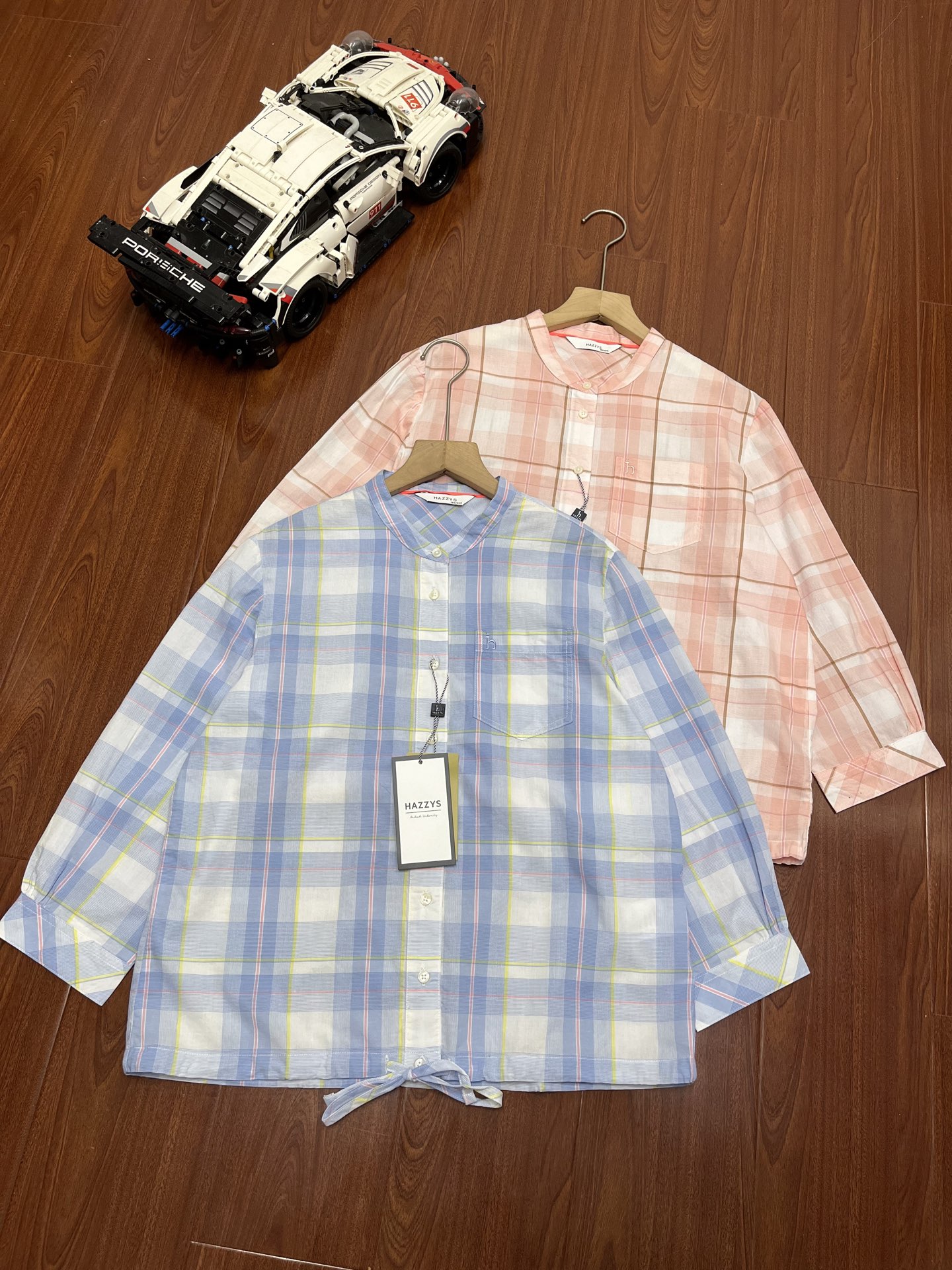 P115   顶尖现货  哈吉斯女款衬衣原渠道面料，通过经销商对接原厂面料供应商拿到
可自行对比，红外线裁剪对条对格单件裁
保证大货品质，
七分袖设计
修饰手臂线条，同时干练利落穿着实用性强
下摆抽绳设计
衣身版型宽松，可通过下摆抽绳调整，包容性强。
格纹设计上身后立体感强
优雅大气具有英伦复古气质简洁大气的中窗格格纹，
颜色搭配和谐容易穿着及搭配，颜色柔和日常穿着休闲随性，
上身超显气质

优雅圆领
气质大方，显露脖颈很美很撩人

长绒棉与天丝的结合
因为用了高纱支棉天丝纱，布面会更加光洁柔软，质感强

面料上身舒适柔软却又挺括有型，
定制辅料新版小方块吊牌带热敏标吊牌，
全部细节到位！重磅单品，代购版本！

尺码表
160  肩宽76  胸围100  衣长59  袖长44
165  肩宽78  胸围105  衣长59  袖长45
170  肩宽80  胸围110  衣长60  袖长45

颜色：粉色、蓝色