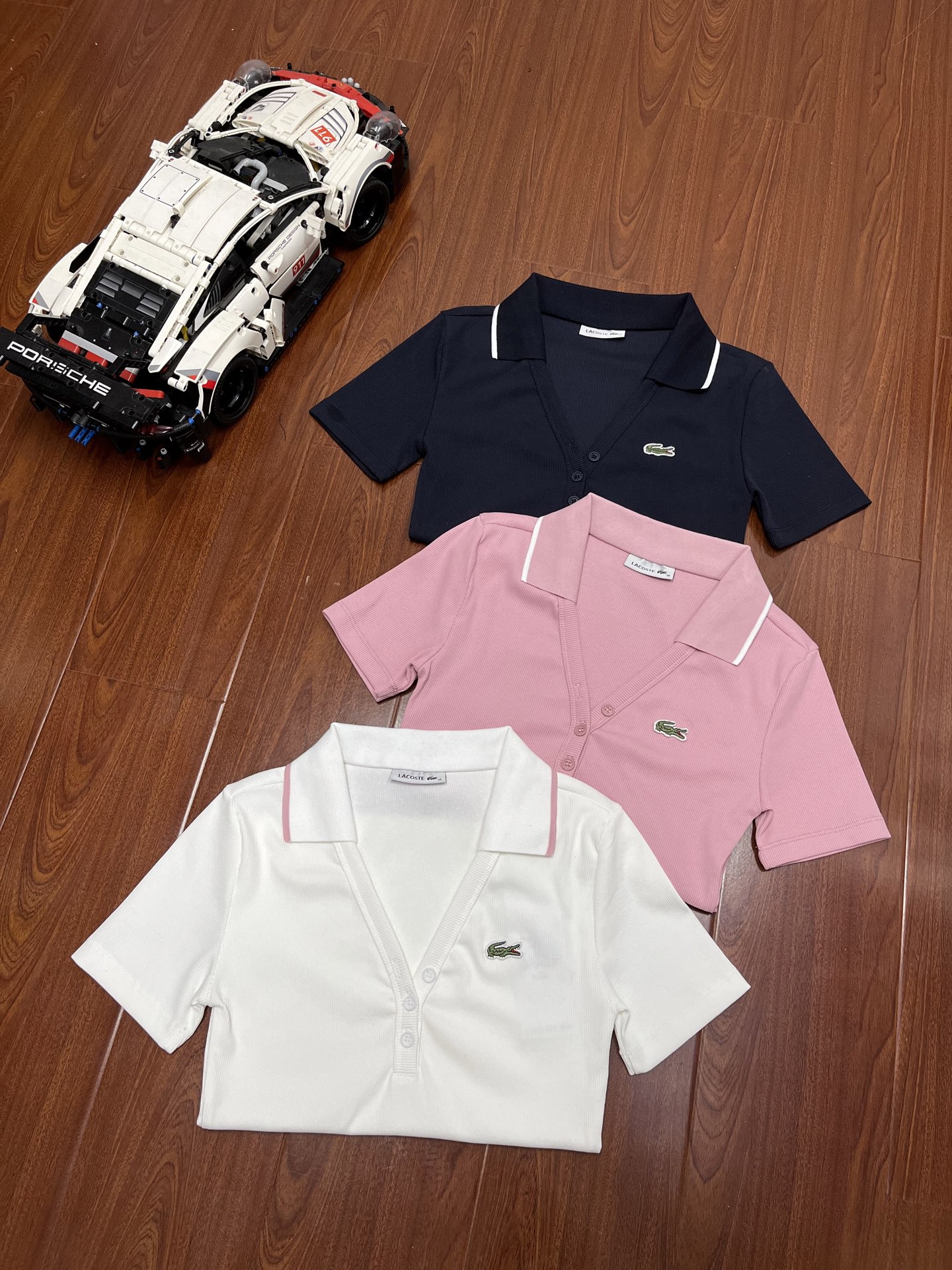 P105 顶尖现货 LACSTE鳄鱼女装25春夏款修身V领短袖POLO衫,炒鸡好看。优雅时尚,清爽干练,随意穿搭,任何场合都能轻松驾驭。 面料舒适,柔软透气,穿着伸展性及弹性强,无束缚感。修身版型,撞色饰边,V领设计,设计理念符合当今审美风格。 V领口设计,简约时尚,不闷热,穿脱随意 胸前有标识LOGO彰显身份 整体设计大方显气质 细节精致,品质感优良,贴合身形,穿着舒适,各种身材都能驾驭,不挑人穿的哦,强烈推荐
颜色:白色 藏青 粉色
尺码:36–40
36码 肩宽34 胸围68 袖长17.5 前衣长53
38码 肩宽35 胸围72 袖长18 前衣长54
40码 肩宽36胸围76 袖长18.5前衣长55