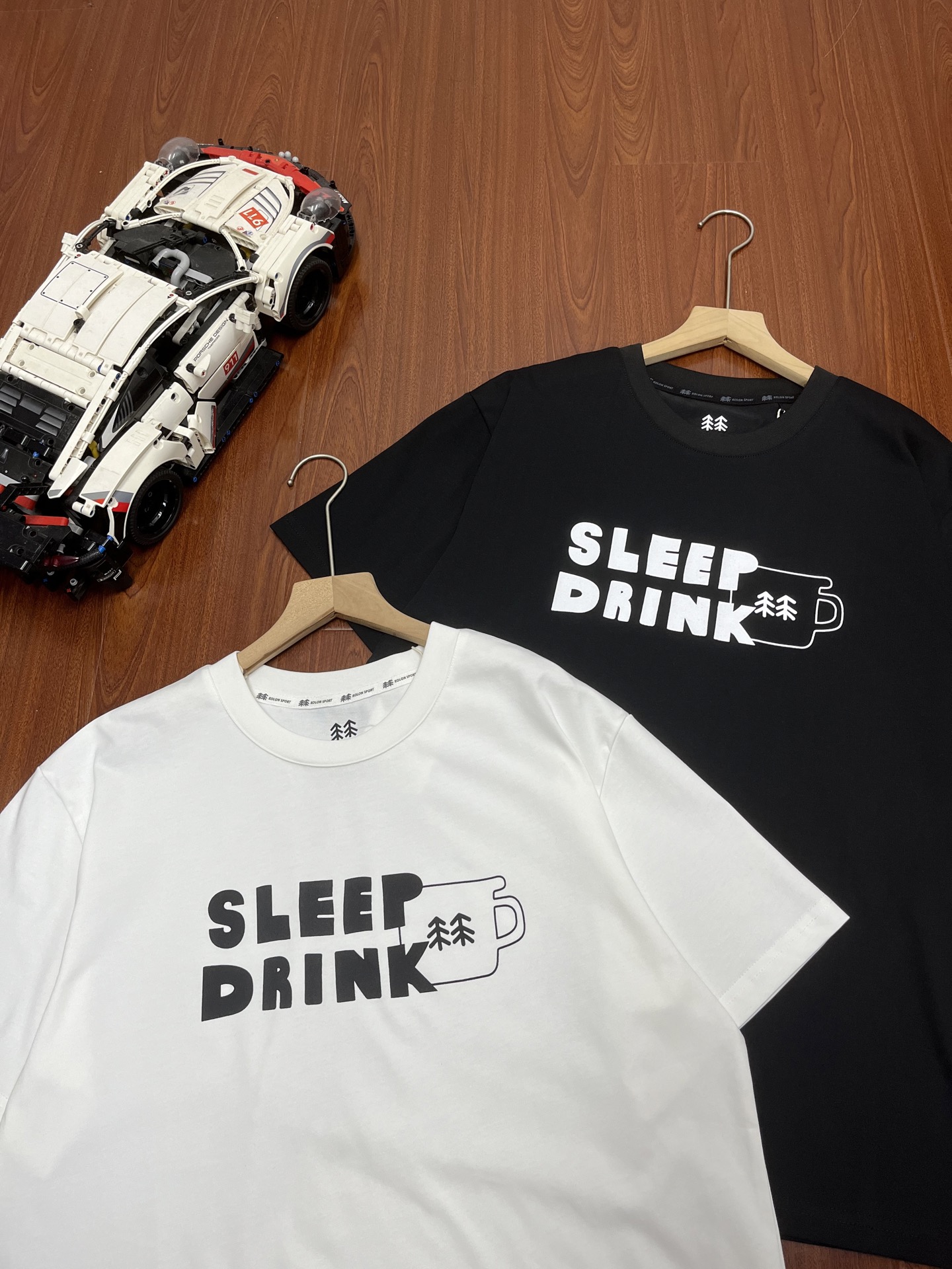 P95 顶尖现货 可隆KOLONSPORTINAPSQUARE 联名款 SS24 圆领山系户外休闲速干防晒透气抗菌圆领涂鸦印花宽松短袖T恤 男女同款
面料:采用40织双纱320克面料,原版1:1高克重,纯棉螺纹领口,宽松版型,做工细节做到极致,区别市场普通货!
印花:德国进口数码印机 所以印花是超清晰的 穿久了也不会裂 普通的印花技术根本做不到!!
尺码:M--XXL
颜色:象牙白 黑色
尺码 衣长 胸围 肩宽 袖长 推荐体重(斤)
M 69 108 51 22 100/120
L 71 114 53 23 120/140
XL 72 116 54 24 140/160
XXL. 73 120 55 25 160/180