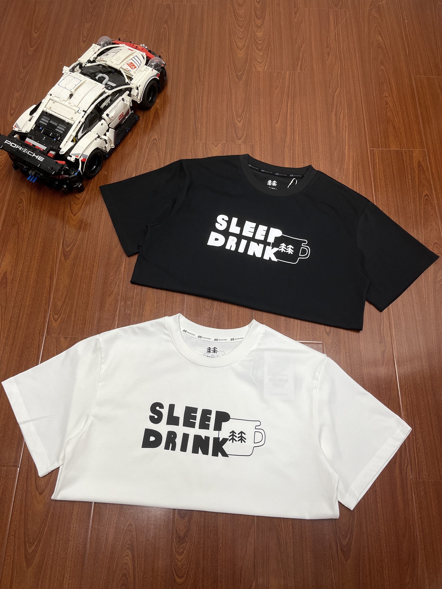 P95    顶尖现货     可隆KOLONSPORTINAPSQUARE 联名款 SS24 圆领山系户外休闲速干防晒透气抗菌圆领涂鸦印花宽松短袖T恤 男女同款
面料：采用40织双纱320克面料，原版1:1高克重，纯棉螺纹领口，宽松版型，做工细节做到极致，区别市场普通货！
印花:德国进口数码印机 所以印花是超清晰的 穿久了也不会裂 普通的印花技术根本做不到!!
尺码：M--XXL
颜色:象牙白  黑色                                          
尺码 衣长  胸围  肩宽  袖长   推荐体重(斤)	
M	  69	108   51	22	    100/120
 L	   71	114	  53	23	    120/140
XL	  72	116	  54 	24	    140/160
XXL. 73	120   55	25	     160/180