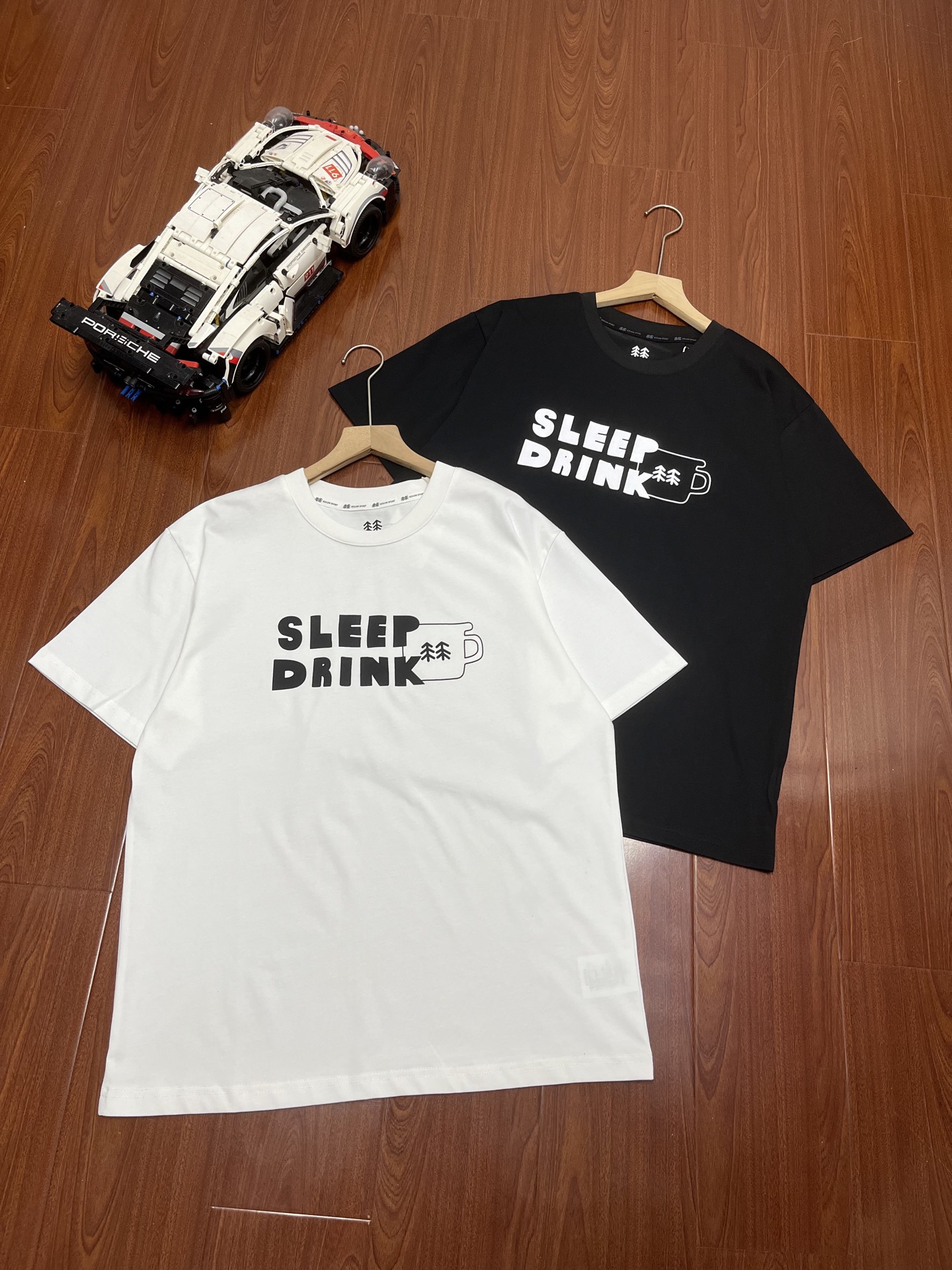 P95 顶尖现货 可隆KOLONSPORTINAPSQUARE 联名款 SS24 圆领山系户外休闲速干防晒透气抗菌圆领涂鸦印花宽松短袖T恤 男女同款
面料:采用40织双纱320克面料,原版1:1高克重,纯棉螺纹领口,宽松版型,做工细节做到极致,区别市场普通货!
印花:德国进口数码印机 所以印花是超清晰的 穿久了也不会裂 普通的印花技术根本做不到!!
尺码:M--XXL
颜色:象牙白 黑色
尺码 衣长 胸围 肩宽 袖长 推荐体重(斤)
M 69 108 51 22 100/120
L 71 114 53 23 120/140
XL 72 116 54 24 140/160
XXL. 73 120 55 25 160/180