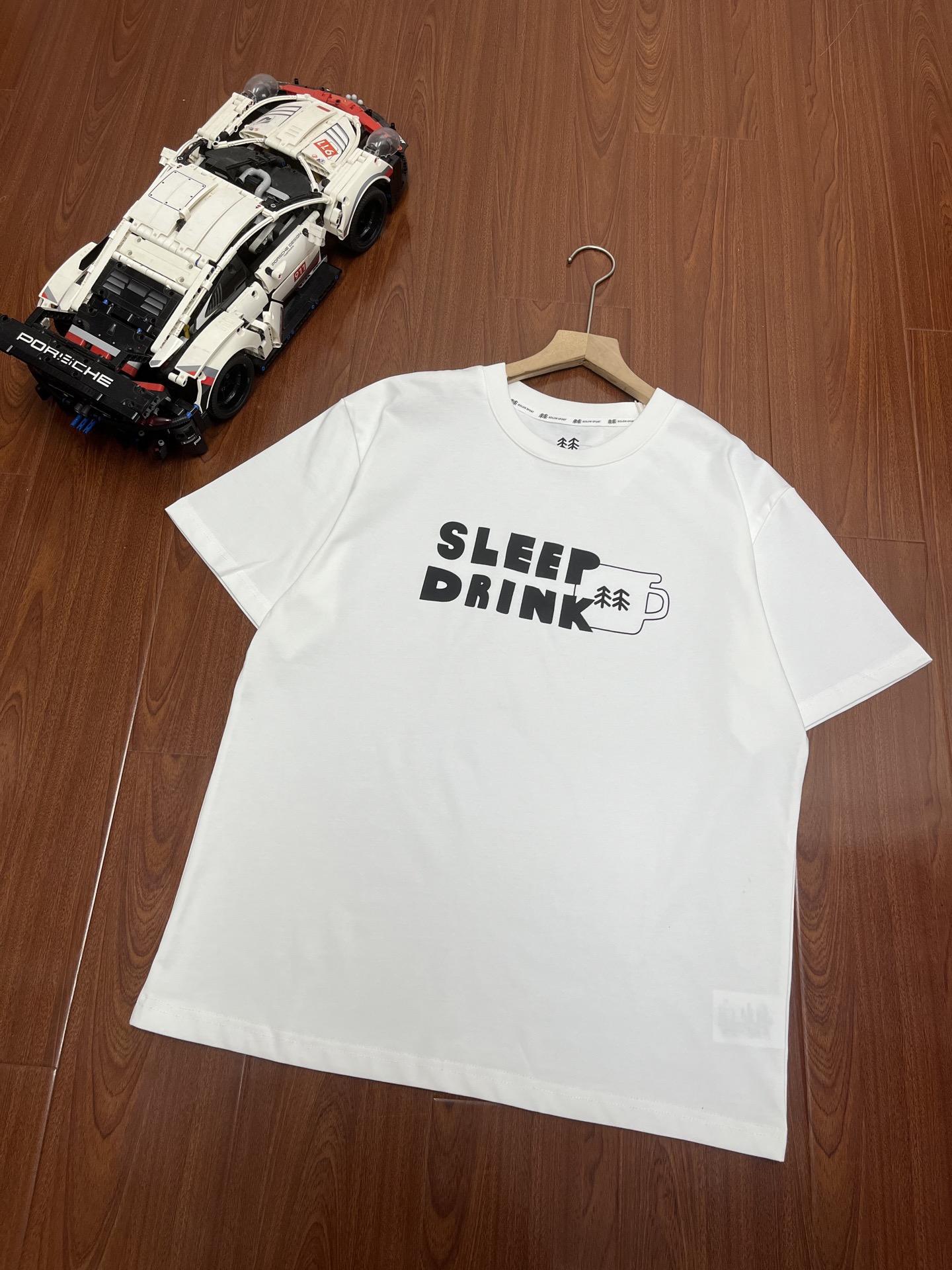 P95 顶尖现货 可隆KOLONSPORTINAPSQUARE 联名款 SS24 圆领山系户外休闲速干防晒透气抗菌圆领涂鸦印花宽松短袖T恤 男女同款
面料:采用40织双纱320克面料,原版1:1高克重,纯棉螺纹领口,宽松版型,做工细节做到极致,区别市场普通货!
印花:德国进口数码印机 所以印花是超清晰的 穿久了也不会裂 普通的印花技术根本做不到!!
尺码:M--XXL
颜色:象牙白 黑色
尺码 衣长 胸围 肩宽 袖长 推荐体重(斤)
M 69 108 51 22 100/120
L 71 114 53 23 120/140
XL 72 116 54 24 140/160
XXL. 73 120 55 25 160/180