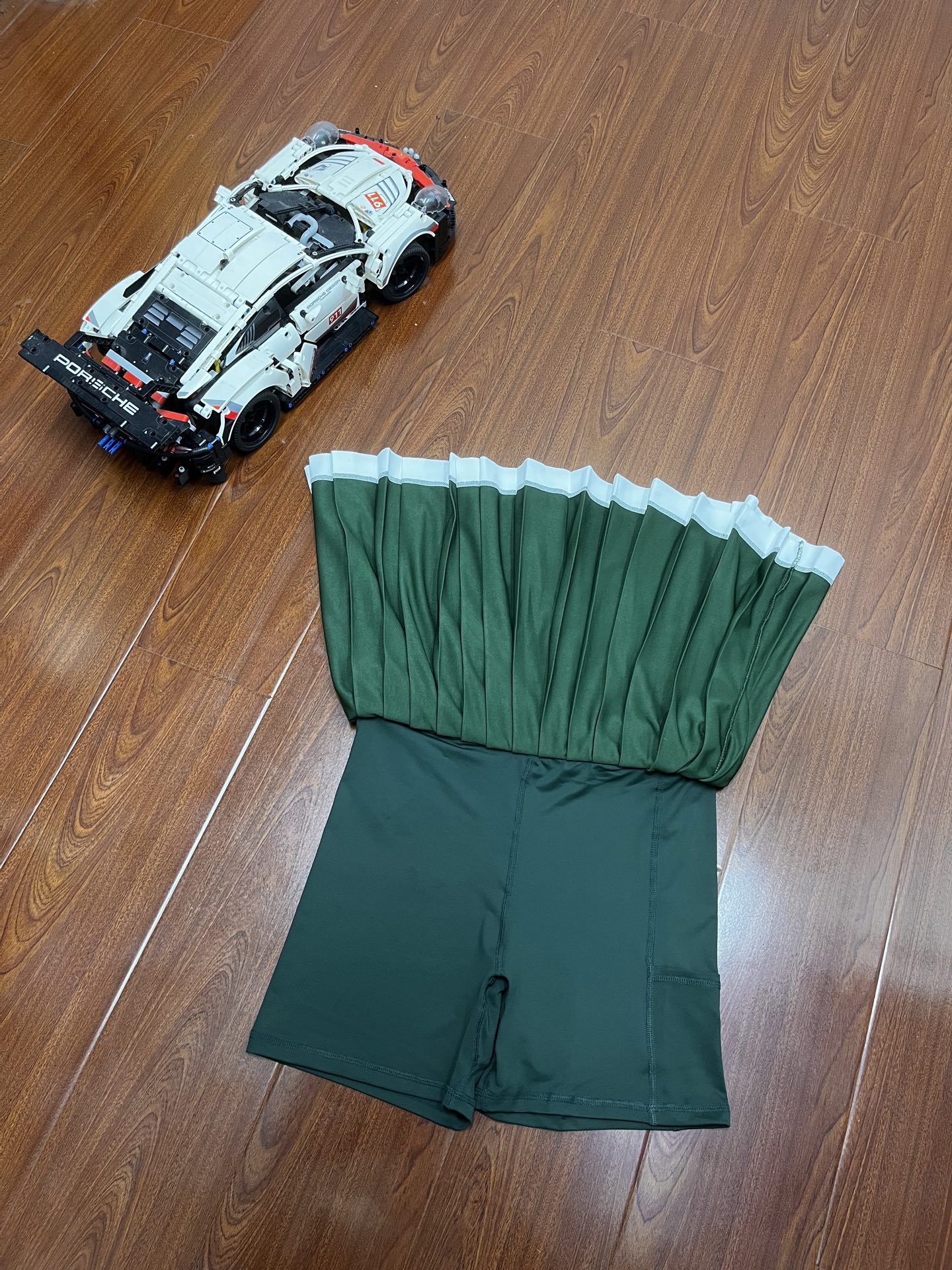 P120 顶尖现货 LACOSTE法国鳄鱼女装25春夏新款时尚运动网球裙半身裙|JF8576
是一款兼具时尚与功能性的运动风单品,设计细节充满品牌特色,适合日常运动或休闲穿搭。
松紧裙腰+撞色设计:弹力腰头贴合身形,撞色处理强化运动感,腰部点缀经典鳄鱼绣标,低调彰显品牌身份。
内置安全短裤:与裙长相仿的防走光衬里,大幅提升活动自由度,适合网球、晨跑等动态场景。
少女感剪裁 A字百褶裙型:立体褶裥增加灵动感,行走时裙摆自然摆动,减龄效果突出。
撞色裙边装饰:细节处色彩对比,呼应品牌运动基因。
采用轻量速干材质,透气性佳,少量氨纶增强弹性,适合春夏高温环境。
适应多场景穿着!!
这款裙子精准捕捉了近年流行的「运动休闲美学」(Athflow风格),既能满足功能性需求,又能通过设计细节提升时尚完成度,适合追求活力与精致感的姐妹们。
颜色:白色 绿色
36码:腰围68 裙长36 建议100斤以下
38码:腰围72 裙长37 建议100-120斤左右
40码:腰围76 裙长38 建议120-140斤左右