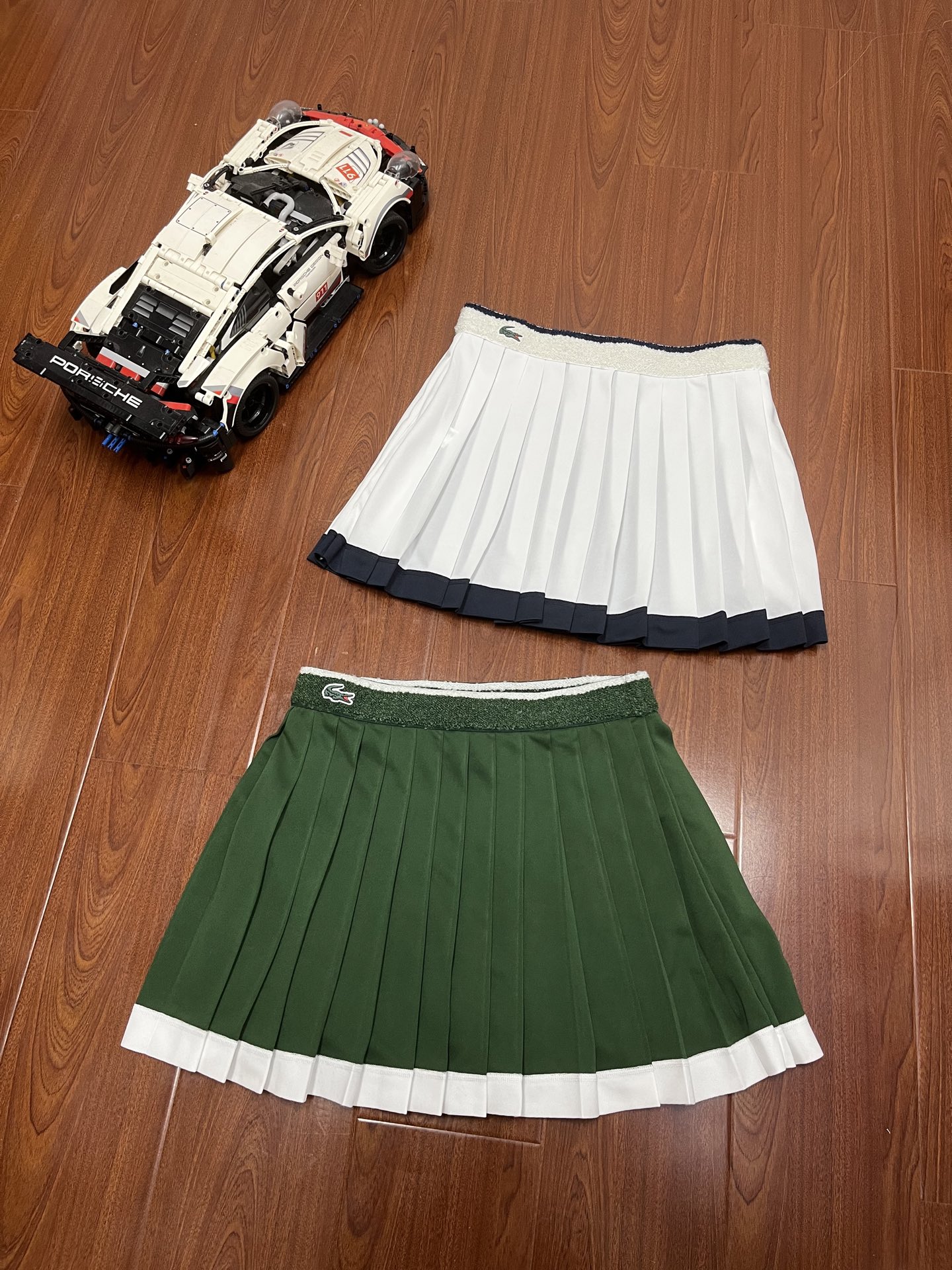 P120 顶尖现货 LACOSTE法国鳄鱼女装25春夏新款时尚运动网球裙半身裙|JF8576
是一款兼具时尚与功能性的运动风单品,设计细节充满品牌特色,适合日常运动或休闲穿搭。
松紧裙腰+撞色设计:弹力腰头贴合身形,撞色处理强化运动感,腰部点缀经典鳄鱼绣标,低调彰显品牌身份。
内置安全短裤:与裙长相仿的防走光衬里,大幅提升活动自由度,适合网球、晨跑等动态场景。
少女感剪裁 A字百褶裙型:立体褶裥增加灵动感,行走时裙摆自然摆动,减龄效果突出。
撞色裙边装饰:细节处色彩对比,呼应品牌运动基因。
采用轻量速干材质,透气性佳,少量氨纶增强弹性,适合春夏高温环境。
适应多场景穿着!!
这款裙子精准捕捉了近年流行的「运动休闲美学」(Athflow风格),既能满足功能性需求,又能通过设计细节提升时尚完成度,适合追求活力与精致感的姐妹们。
颜色:白色 绿色
36码:腰围68 裙长36 建议100斤以下
38码:腰围72 裙长37 建议100-120斤左右
40码:腰围76 裙长38 建议120-140斤左右