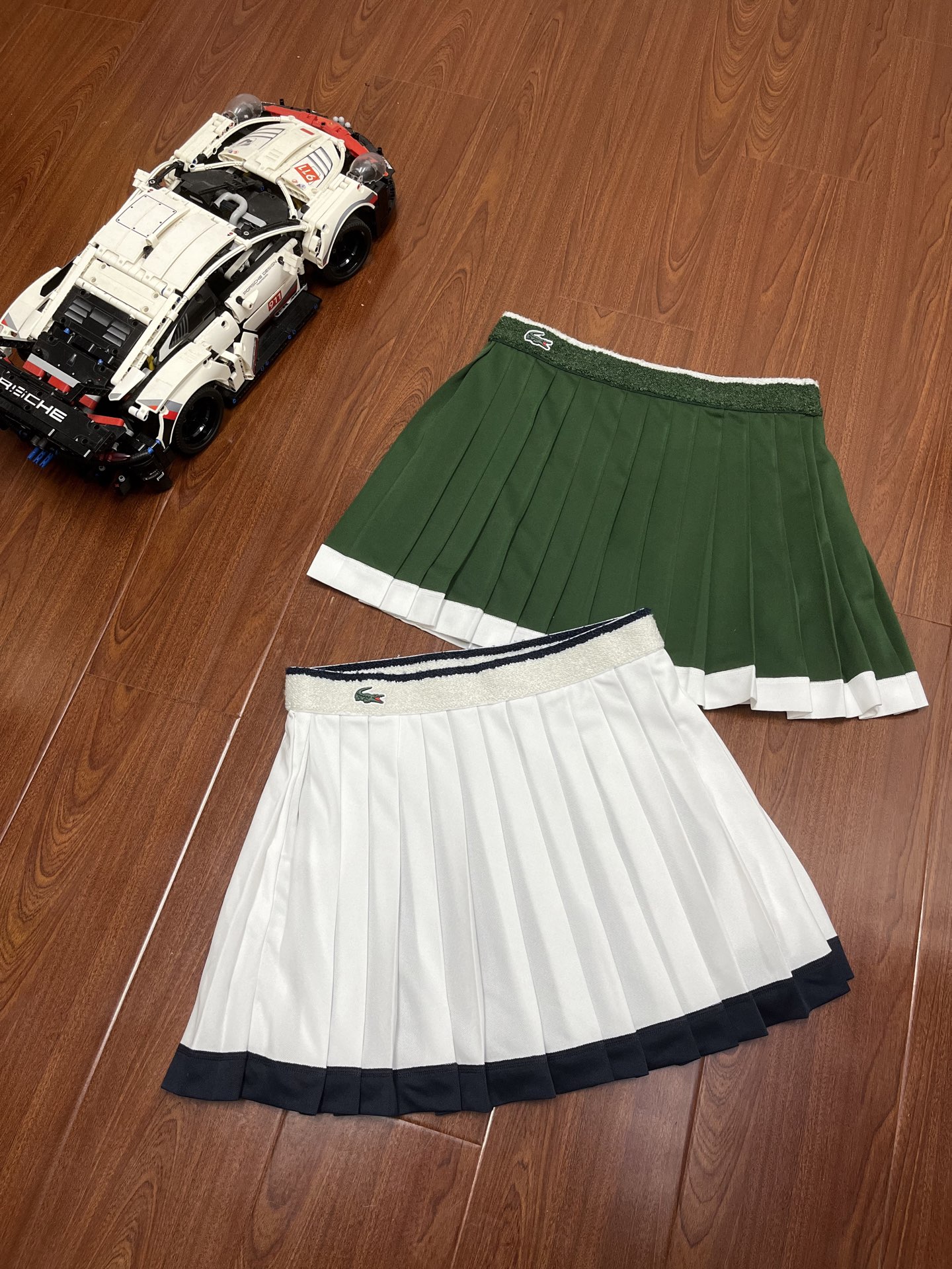 P120 顶尖现货 LACOSTE法国鳄鱼女装25春夏新款时尚运动网球裙半身裙|JF8576
是一款兼具时尚与功能性的运动风单品,设计细节充满品牌特色,适合日常运动或休闲穿搭。
松紧裙腰+撞色设计:弹力腰头贴合身形,撞色处理强化运动感,腰部点缀经典鳄鱼绣标,低调彰显品牌身份。
内置安全短裤:与裙长相仿的防走光衬里,大幅提升活动自由度,适合网球、晨跑等动态场景。
少女感剪裁 A字百褶裙型:立体褶裥增加灵动感,行走时裙摆自然摆动,减龄效果突出。
撞色裙边装饰:细节处色彩对比,呼应品牌运动基因。
采用轻量速干材质,透气性佳,少量氨纶增强弹性,适合春夏高温环境。
适应多场景穿着!!
这款裙子精准捕捉了近年流行的「运动休闲美学」(Athflow风格),既能满足功能性需求,又能通过设计细节提升时尚完成度,适合追求活力与精致感的姐妹们。
颜色:白色 绿色
36码:腰围68 裙长36 建议100斤以下
38码:腰围72 裙长37 建议100-120斤左右
40码:腰围76 裙长38 建议120-140斤左右
