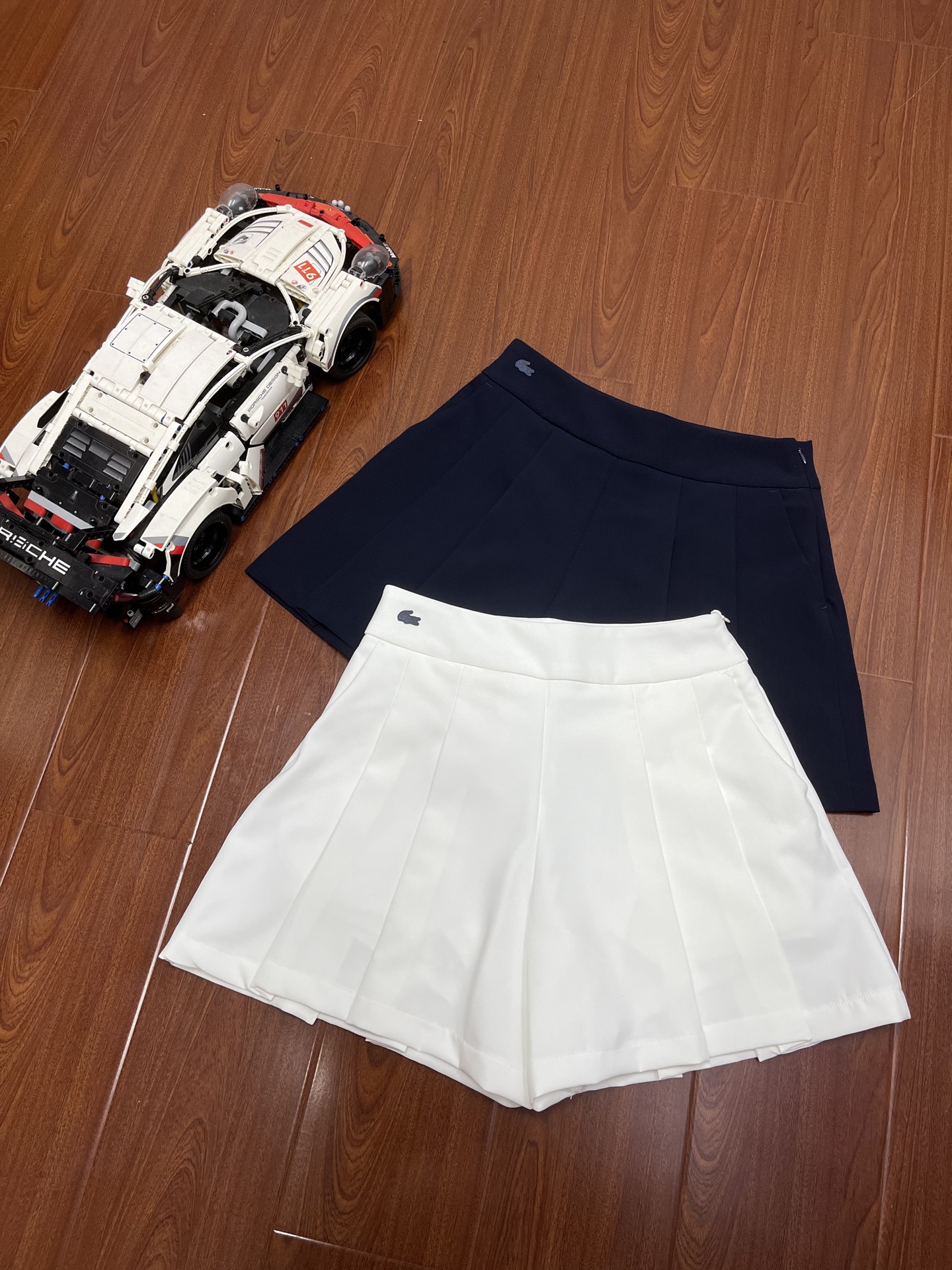 P115 顶尖现货 LACOSTE法国鳄鱼女装潮流时尚百褶休闲纯色短裤运动裤
在经典运动短裤基础上加入了时装化设计元素,兼具功能性与潮流感。
多角度诠释不同style
扮演穿搭中的每一个重要角色
为单调穿搭注入活力
阔腿裙裤就是显瘦显腿长
腰部采用侧边拉链设计,穿脱方便
正面腰部饰有经典鳄鱼标志
简练纯粹的线条剪裁,充满艺术风格的侧腰拉链糅合,尽显复古潮流气息!!
百褶设计 显瘦小心机 推荐推荐!!
颜色:白色 藏青
36码:腰围70 臀围92 裤长37 建议90-110左右
38码:腰围74 臀围96 裤长38.5 建议110-125左右
40码:腰围78 臀围100 裤长40 建议125-140左右