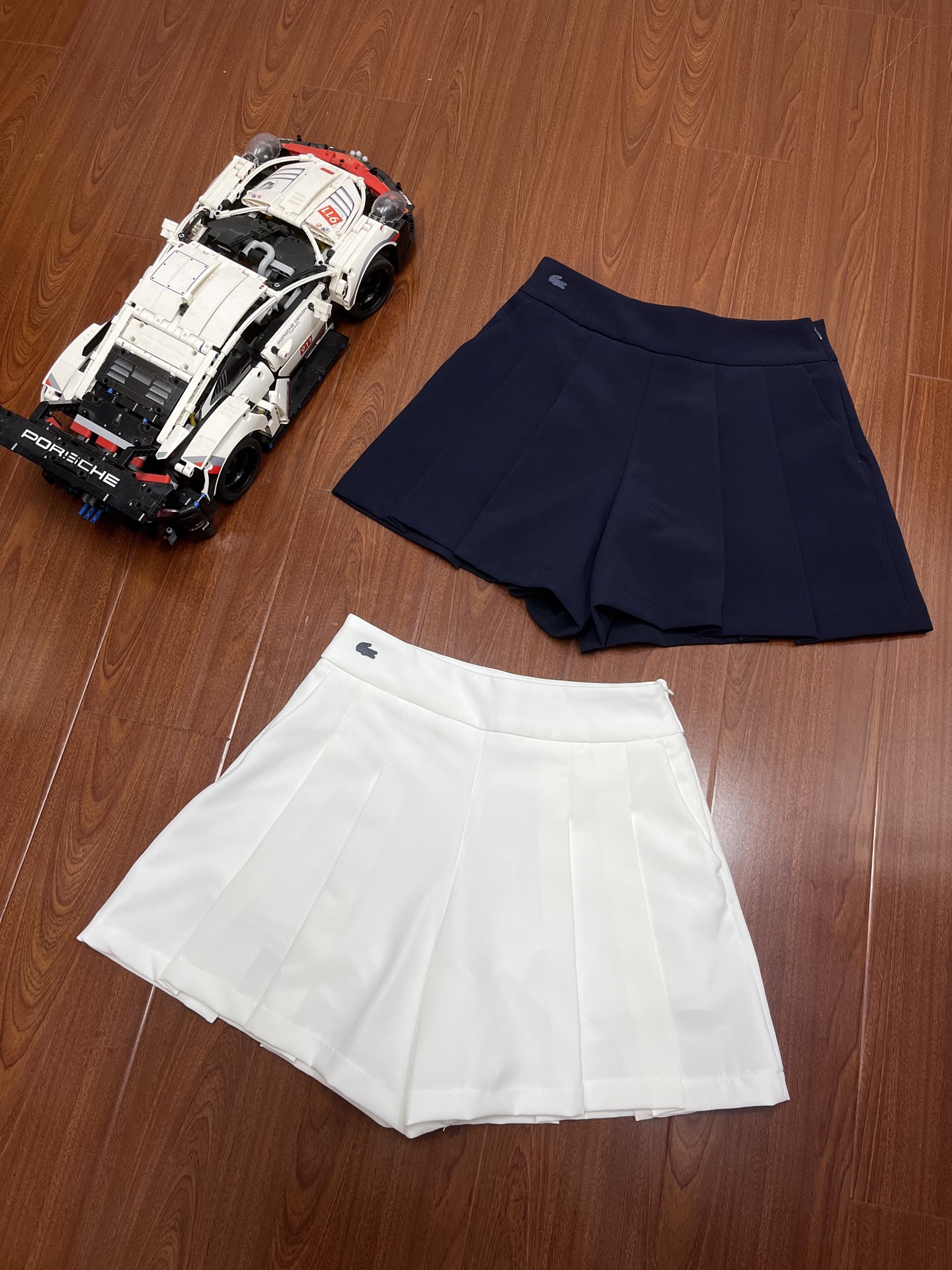 P115 顶尖现货 LACOSTE法国鳄鱼女装潮流时尚百褶休闲纯色短裤运动裤
在经典运动短裤基础上加入了时装化设计元素,兼具功能性与潮流感。
多角度诠释不同style
扮演穿搭中的每一个重要角色
为单调穿搭注入活力
阔腿裙裤就是显瘦显腿长
腰部采用侧边拉链设计,穿脱方便
正面腰部饰有经典鳄鱼标志
简练纯粹的线条剪裁,充满艺术风格的侧腰拉链糅合,尽显复古潮流气息!!
百褶设计 显瘦小心机 推荐推荐!!
颜色:白色 藏青
36码:腰围70 臀围92 裤长37 建议90-110左右
38码:腰围74 臀围96 裤长38.5 建议110-125左右
40码:腰围78 臀围100 裤长40 建议125-140左右