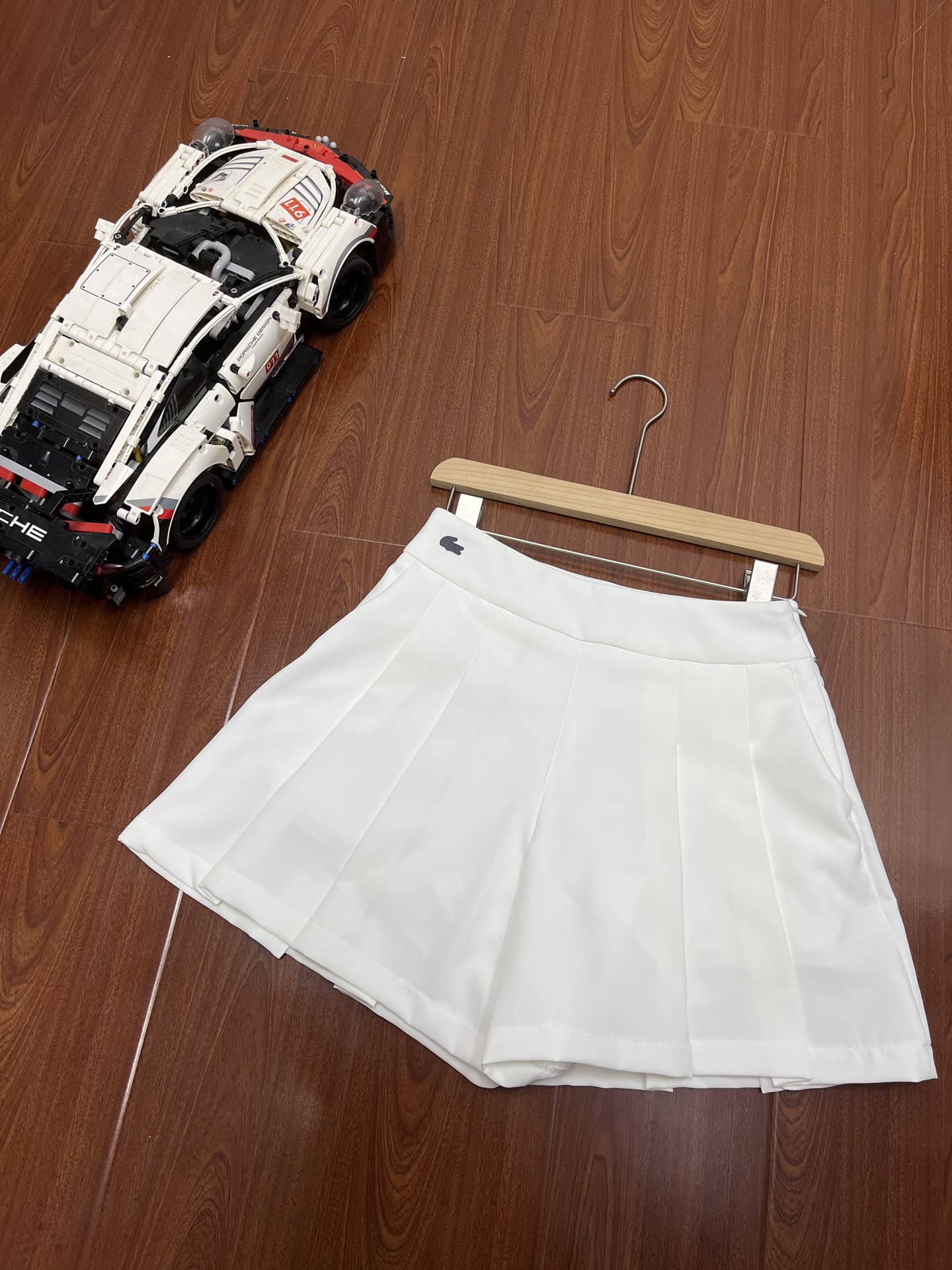 P115 顶尖现货 LACOSTE法国鳄鱼女装潮流时尚百褶休闲纯色短裤运动裤
在经典运动短裤基础上加入了时装化设计元素,兼具功能性与潮流感。
多角度诠释不同style
扮演穿搭中的每一个重要角色
为单调穿搭注入活力
阔腿裙裤就是显瘦显腿长
腰部采用侧边拉链设计,穿脱方便
正面腰部饰有经典鳄鱼标志
简练纯粹的线条剪裁,充满艺术风格的侧腰拉链糅合,尽显复古潮流气息!!
百褶设计 显瘦小心机 推荐推荐!!
颜色:白色 藏青
36码:腰围70 臀围92 裤长37 建议90-110左右
38码:腰围74 臀围96 裤长38.5 建议110-125左右
40码:腰围78 臀围100 裤长40 建议125-140左右