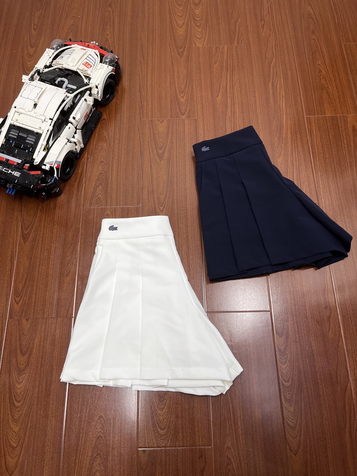 P115 顶尖现货 LACOSTE法国鳄鱼女装潮流时尚百褶休闲纯色短裤运动裤
在经典运动短裤基础上加入了时装化设计元素,兼具功能性与潮流感。
多角度诠释不同style
扮演穿搭中的每一个重要角色
为单调穿搭注入活力
阔腿裙裤就是显瘦显腿长
腰部采用侧边拉链设计,穿脱方便
正面腰部饰有经典鳄鱼标志
简练纯粹的线条剪裁,充满艺术风格的侧腰拉链糅合,尽显复古潮流气息!!
百褶设计 显瘦小心机 推荐推荐!!
颜色:白色 藏青
36码:腰围70 臀围92 裤长37 建议90-110左右
38码:腰围74 臀围96 裤长38.5 建议110-125左右
40码:腰围78 臀围100 裤长40 建议125-140左右